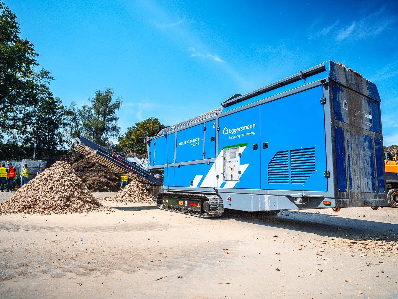 Kompakt, mobil und effizient – die Eggersmann BLUE SELECT 15.44 T. 🔵
Die mobile Trommelsiebmaschine in der 4-Meter-Klasse ist gemacht für flexible Einsätze und saubere Siebergebnisse direkt vor Ort. Mit Fein- und Grobkornband, verstellbarer Trommeldrehzahl und schnellem Trommelwechsel passt sich die BLUE SELECT unterschiedlichsten Materialien an – von Holz, Kompost und Erde bis hin zu voraufbereitetem Bauschutt. 🪵
Dank hybridem Antrieb und optionalem Netzbetrieb bleibt der Kraftstoffverbrauch niedrig, während die kompakte Bauweise für einfachen Transport und schnelle Einsatzbereitschaft sorgt. Robust, wartungsfreundlich und genau richtig für alle, die mobil sieben wollen, ohne Kompromisse bei der Qualität. 💪
👉 Neugierig? Melde dich bei uns und erlebe die BLUE SELECT 15.44 T live im Einsatz.
#recycling #eggersmann #siebanlage #boehmerecycling #wastemanagement