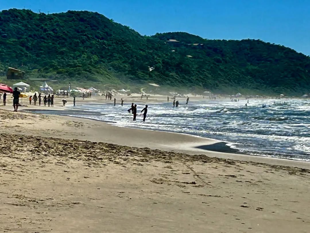 O outono é tão refrescante, dias azuis e calmos e a bruma que cobre o ar de beleza cria uma atmosfera mágica.
A praia do Rosa é assim, a natureza em cada estação nos surpreende e nos preenche de satisfação por estarmos aqui.
Eu amo essa praia!
Para quem quer conhecer, ou já conhece, o motivo para vir pra cá é o mesmo, conectar com a natureza intensamente.
Temos casas e apartamentos completos bem pertinho da praia, só 300 metros do mar.
Para reservar, ligue para o
whatsapp 48 99949 1971
Visite nosso site e conheça as nossas unidades:
www.aldeiadosanjosdorosa.com.br
#pousadastop #pousadanorosa #praiadorosa #aldeiadosanjosdorosa #imbituba #ibiraquera #sc #sabtacatarina #litoralsc