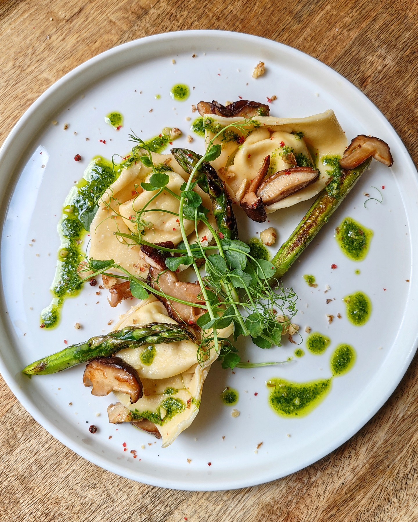Raviolis maison ricotta-noix, asperges grillées, shiitakés, pesto de basilic, micro-pousses de petits pois
@neopoussmarseille 🌱
#foodblogger #foodpicture #pastalover
#patemaison #homemade #foodartists
#vegetarian #veggie #veggiefood #arts
#fooddesign #bistronomie #foodstylists
#cuisineart #cuisine #marseille #foodie
