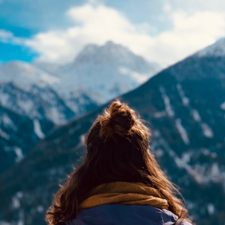 Mit der lange unerkannten Neurodiversität bekam ihr inneres Erleben endlich Worte …
Sie ist kreativ, intensiv und voller innerer Farben. Intuitiv spürt sie mehr, denkt schneller und fühlt tiefer. Ein grosser Teil ihres Lebens war ein langer, unsichtbarer Weg – eine stille Suche nach dem Passenden, nach einem Platz, der sich endlich richtig anfühlt.
Angetrieben von einem eisernen Willen und getragen von Momenten tiefer Inspiration hat sie gelernt, sich immer wieder neu zu erfinden. Neben all dieser Stärke existieren auch Schattenseiten, die oft übersehen werden: Erschöpfung hinter dem Funktionieren, Zweifel hinter dem Lächeln, Chaos hinter der Kreativität.
…
➡️lies den ganzen Artikel auf meinem Blog
link in Bio, www.verapungitore.com/blog
Weiblich gelesene, spät diagnostizierte und weiblich sozialisierte Personen stehen im heutigen Zeitalter (2026) vor komplexen Herausforderungen. Diese umfassen das verspätete Erkennen eigener Bedürfnisse, die langfristige Anwendung von Anpassungs- und Maskierungsstrategien sowie erhöhte psychische Belastungen. Gleichzeitig erfordert die Auseinandersetzung mit der eigenen Diagnose eine Neubewertung persönlicher Grenzen und Identität innerhalb von Systemen, die diese Lebensrealität historisch häufig übersehen oder fehlinterpretiert haben.
#neurodiverse #neurodivergente #happyme♥️ #mentalhealth #sichtbarkeit