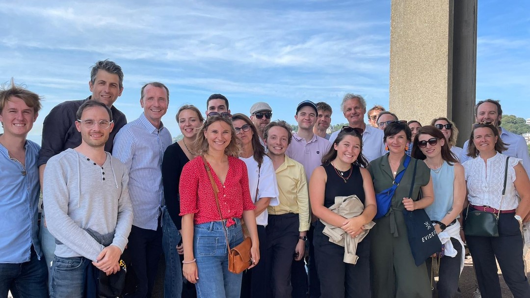 Cap à l’Ouest pour notre séminaire d’équipe... à Ville du Havre, dont le centre-ville a été entièrement reconstruit selon les plans d'Auguste Perret au sortir de la Seconde Guerre Mondiale. Cet ensemble architectural iconique est inscrit au patrimoine de l'UNESCO depuis 2005. Le Havre, c'est également le premier port français pour le commerce extérieur.
Au programme :
🏙 Introduction historique et panoramique du haut de la tour de l'Hôtel-de-Ville avec Jean-Baptiste Gastinne, Premier adjoint au maire, chargé de l'urbanisme et de l'environnement
🖼 Parcours culturel à ciel ouvert, à travers les œuvres d'Un Été Au Havre en compagnie de Marine Trocquet
🚢 Visite de Port 2000 et du Port autonome du Havre, entre les porte-conteneurs et les grues
Un grand merci à nos hôtes pour leur accueil et leurs éclairages !