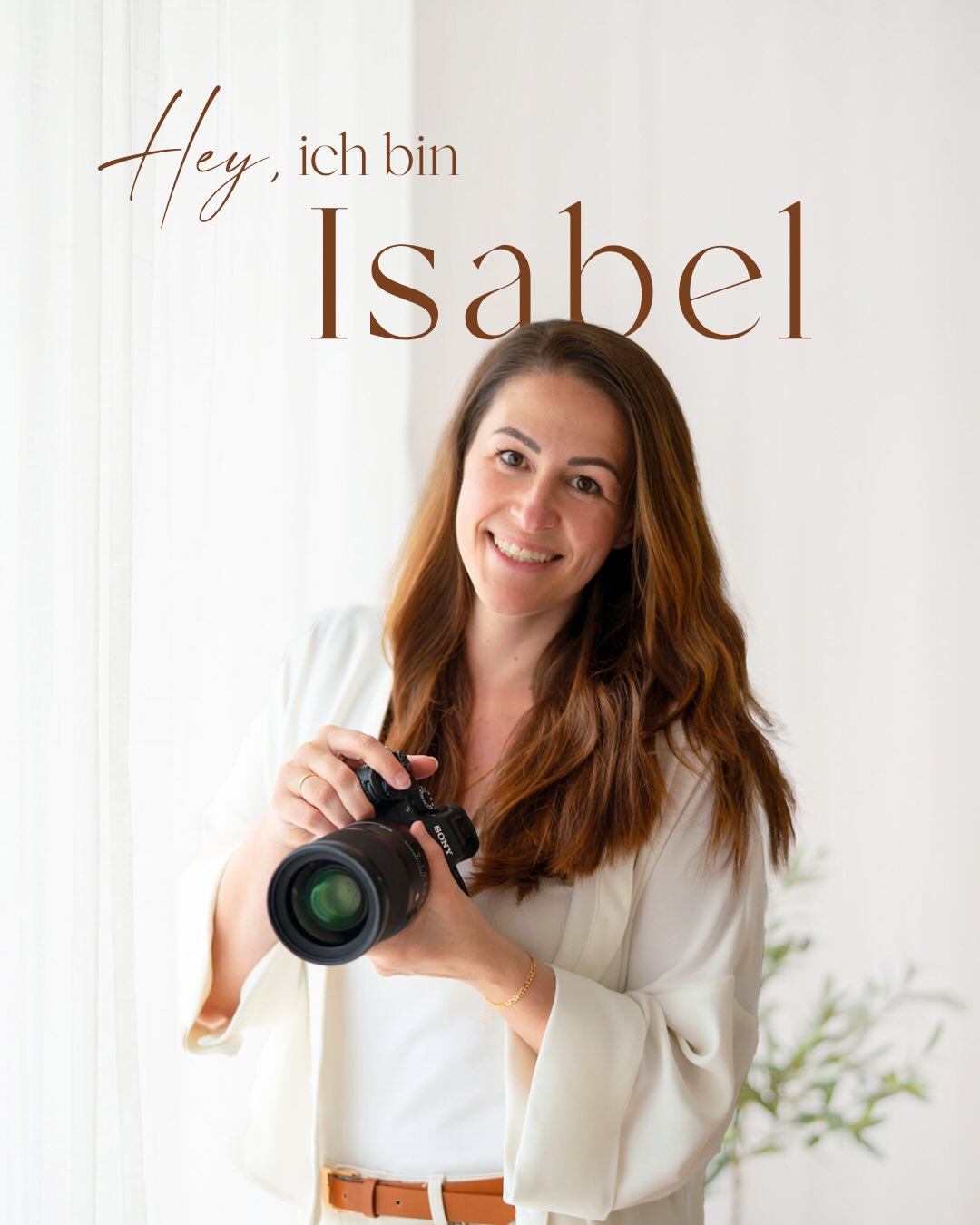 Hey, ich bin Isabel! So schön, dass du hier bist!
Ich bin mit Leib und Seele Hochzeits- & Familienfotografin, und möchte dir hier einen Einblick in meine Arbeit, aber auch meinen Alltag geben.
Seit über 10 Jahren halte ich eure ganz besonderen Momente fest - euer großer Hochzeitstag, der Babybauch und die Vorfreude auf ein neues Familienmitglied, und auch die ersten Tage mit eurem kleinen Wunder. Am liebsten fotografiere ich im goldenen Abendlicht (die Stimmung ist einfach so wunderschön), oder empfange euch in meinem hellen und gemütlichen Fotostudio.
Ich werde immer wieder gefragt, ob Hochzeiten nicht langsam langweilig werden für mich. Ganz ehrlich? Ich habe bei jeder Trauung kurz Tränen in den Augen.
Bei meinen Familienshootings geht es nicht darum, dass alle perfekt in die Kamera lachen oder sich in Pose werfen - es geht um euch, eure Liebe, eure Verbundenheit, und darum, diese kleinen Momente, die so schnell verfliegen, für euch festzuhalten.
Noch mehr Fakten über mich findet ihr oben in den Slides.
Und jetzt bin ich neugierig - hat dich etwas überrascht? Oder bist du vielleicht ähnlich? Schreibe mir gern in die Kommentare!