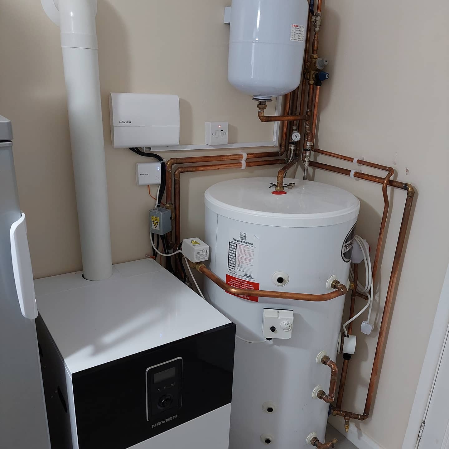 New @navienuk lcb700 21kw system boiler with smart controls along with @telfordcylinders tempest cylinder install complete. #heating #navien #highefficiency