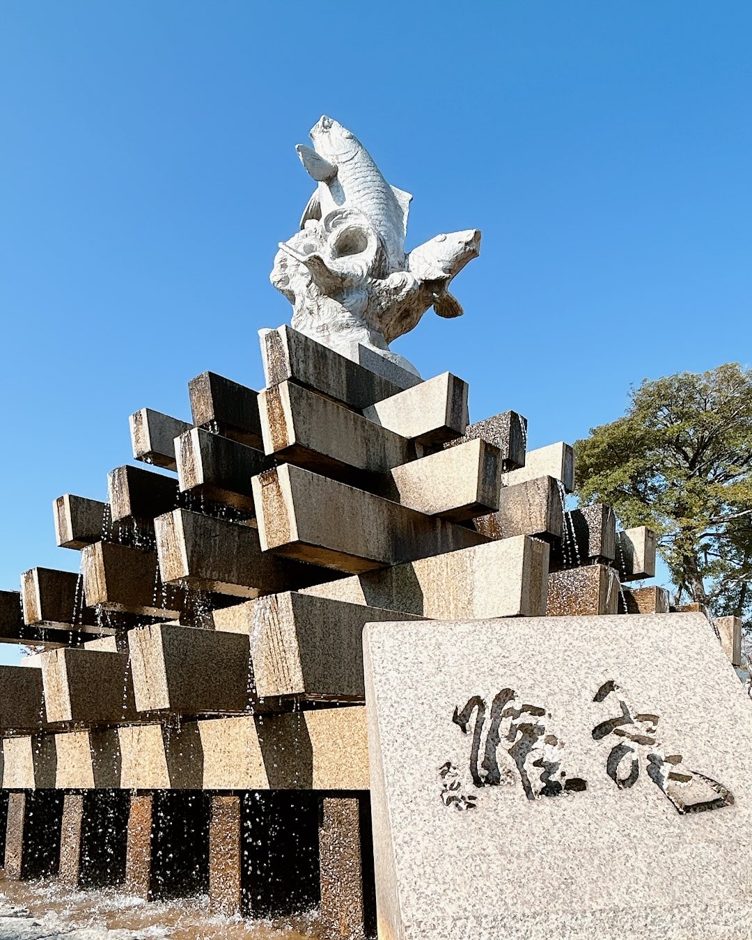 北村西望 《飛躍》
中央公園(広島市)
Seibo Kitamura "Leap"
Chūō Park (Hiroshima City)
広島市の中央公園に設置されている《飛躍》です
原爆ドームの北に位置する公園内です🍀
1977年 広島鯉城ライオンズクラブより寄贈
碑文にはこう記されています
「広島湾を古くは己斐浦とよび 海を背景にした
広島城は あたかも真鯉の躍る姿に似て
鯉城ともいわれている
この鯉の像は平和と飛躍を希求して
我がクラブ20周年記念事業として 広島市に
寄贈したものである」🕊️
水と調和する貴重なモニュメント✨
その力強い姿から 未来への希望を感じます🌈
-----------------------------------------------
This sculpture is located in Chūō Park in Hiroshima City, north of the Atomic Bomb Dome.
It was donated in 1977 by the Hiroshima
Rijō Lions Club.
The inscription says that the carp statue was created to express hope for peace and
progress, and was presented to the city
as a 20th anniversary project.
This monument is beautifully connected with water. Its powerful form gives a feeling of hope.
#北村西望 #広島平和 #鯉
#PeaceMonument #TruePeaceWarlessWorld