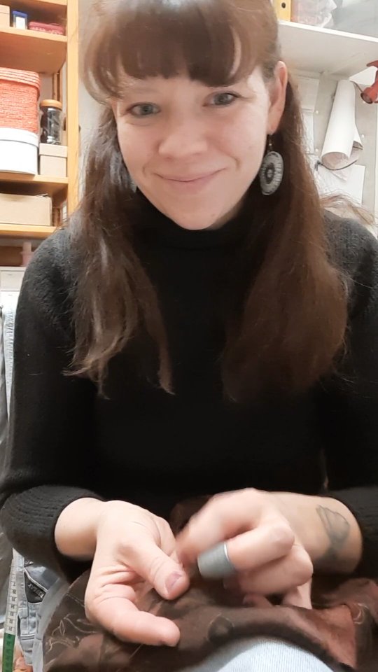 M(D)ein neues Lieblingsstück.💕
Ein kleiner Einblick in die Herstellung einer Bluse.
✂️Du kannst die Bluse in diesem Schnitt bestellen. Suche deinen Wunschstoff aus und sie wird ondemand für dich gefertigt.
Einzigartig und passend. 💚
#slowfashion #ondemandfashion #circularfashion #fairfashion luxurydesign