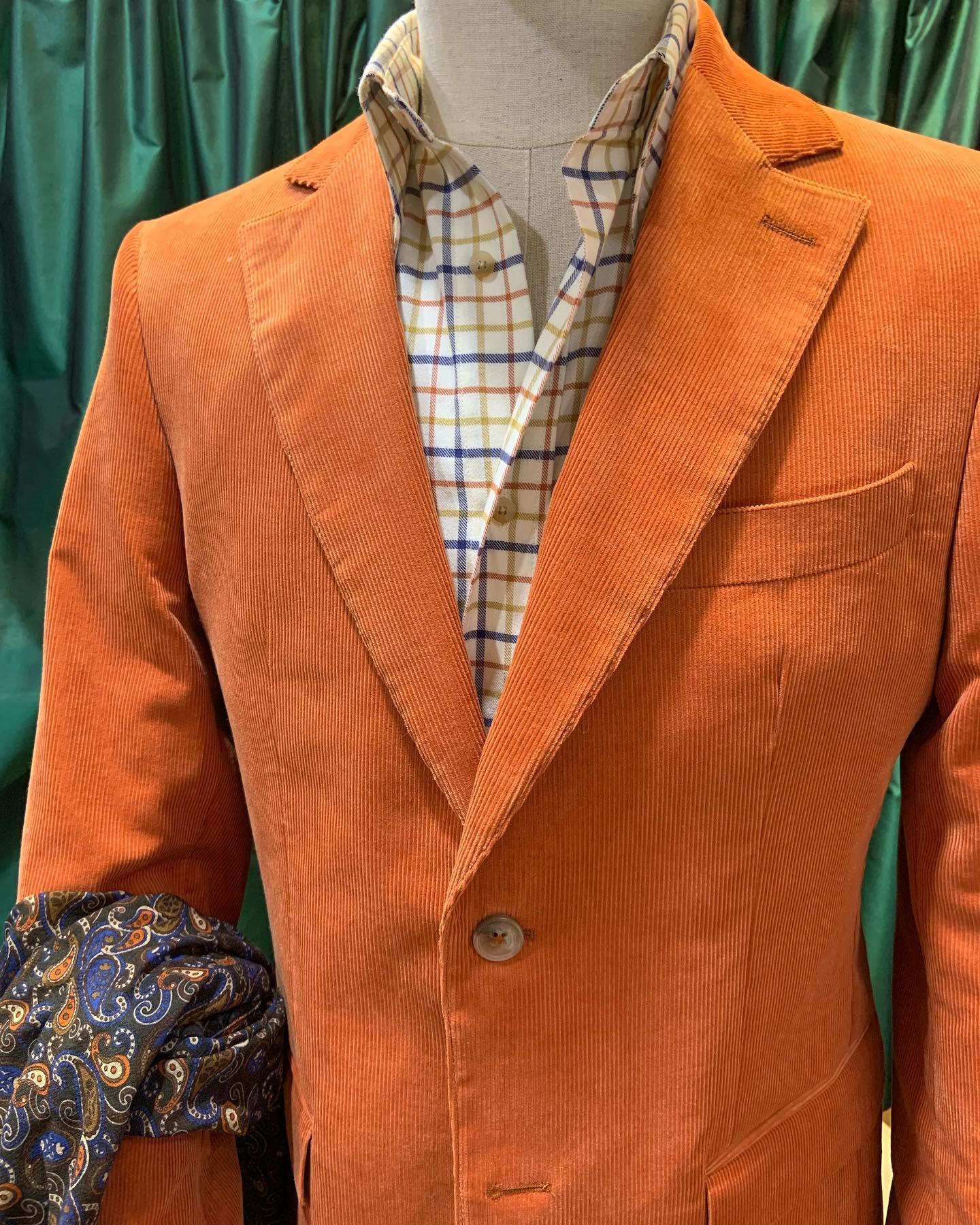 Velours anglais et chemise en tattersal pour une tenue dâautomne đ
@brisbanemoss
#corduroy #velours #tattersall #chemise #carreaux #automne #paris #sartorial #englishstyle #comptoirdeschemises #menstyle #classic #england #france