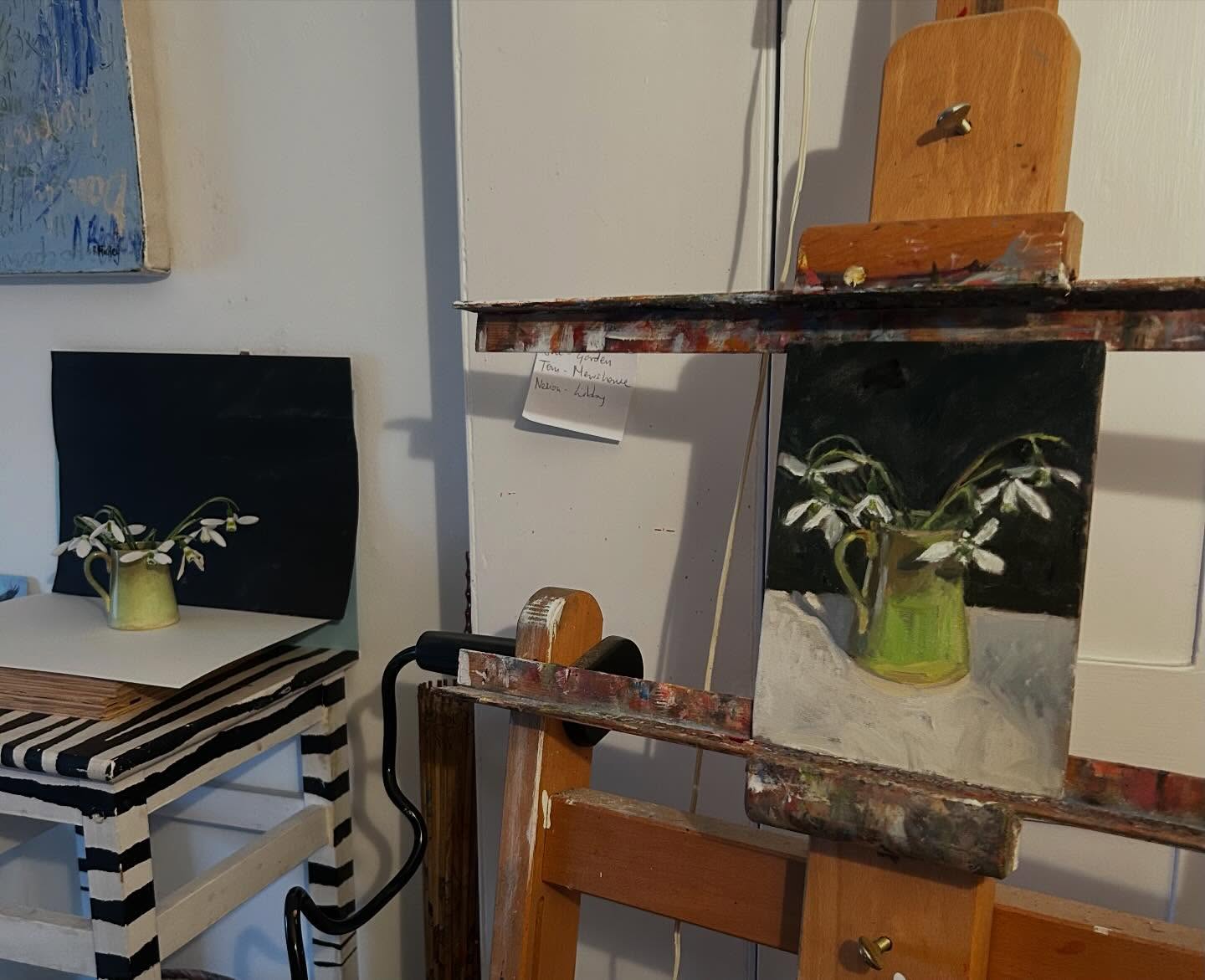 A miserable day yesterday so spent time in the studio painting snowdrops. It always feels so lovely when the first flowers of the year start to arrive.
#snowdrops #oilstilllife #studio #flowerpainting #smallpaintings