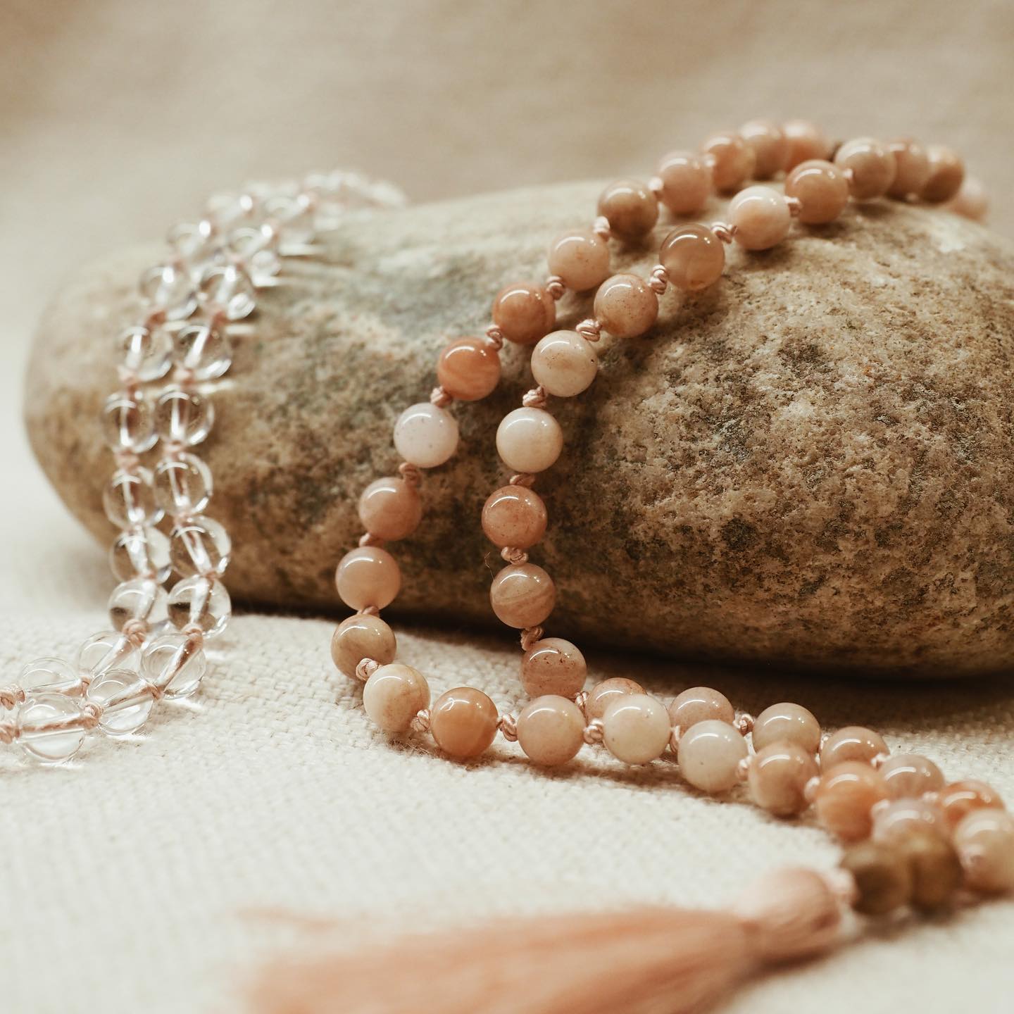 Lass dir deine persönliche Mala zusammenstellen 🫶🏻 schreibe mir welche Energien du in deinem Leben anziehen möchtest & in welchen Themen die Steine dich unterstützen dürfen ✨