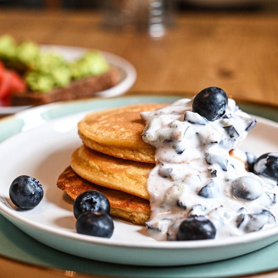 An alternative to white flour.
Ground almond pancakes with yoghurt, blueberries & grated nutmeg.
A good source of fats through nuts, protein within eggs, friendly bacteria in yoghurt & the polyphenol contained blueberries.
TIP: cook pancakes in bulk & freeze ... they'll last for months.
#healthybreakfast #getcooking #eatclean #eatorganic #guthealth #enjoyfood #bulkcooking #nutritioncoach #gooddiet