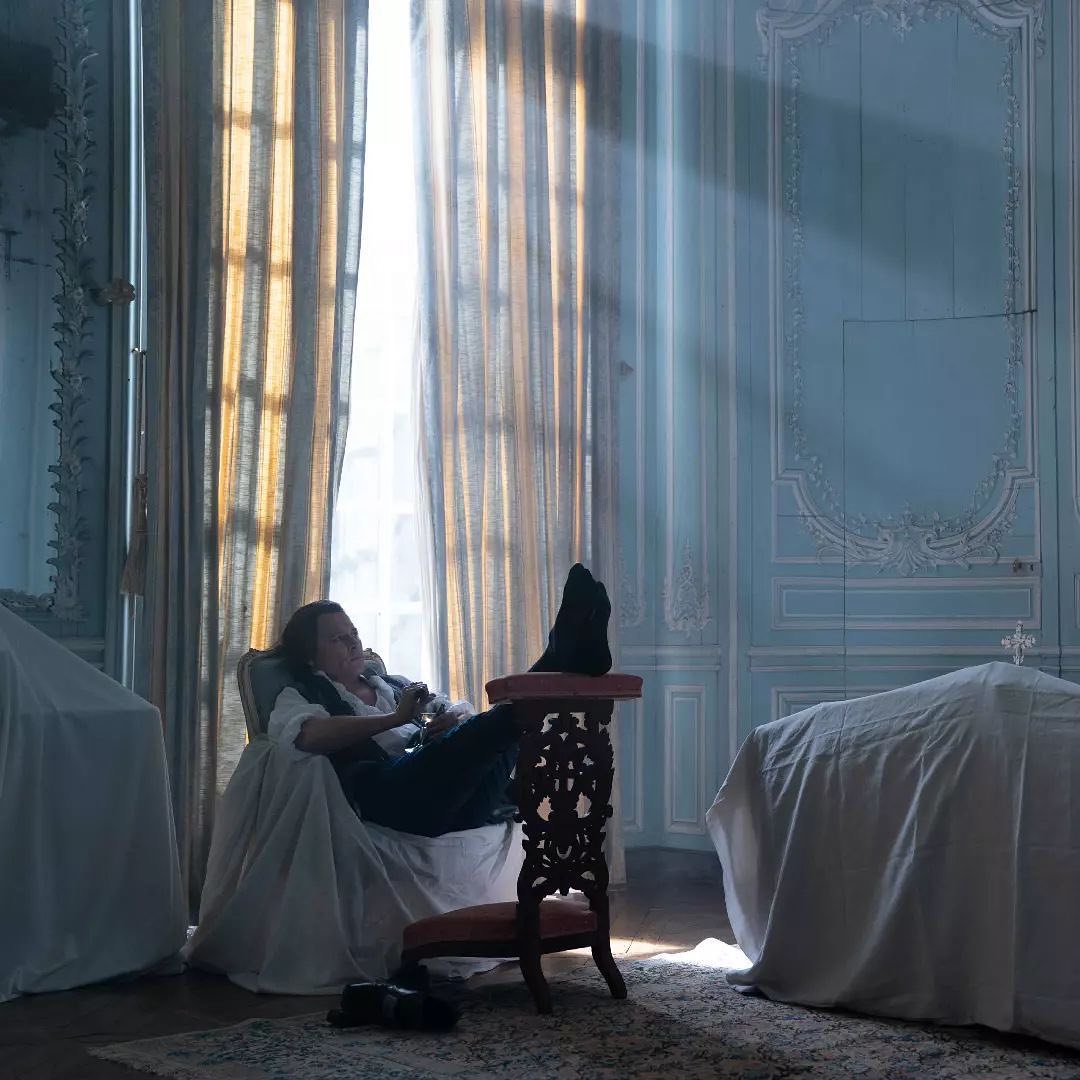 Johnny Depp dans le salon bleu ⚜️ @whynotproductions_officiel JEANNE DU BARRY de Maïwenn (2023)
Cannes 2023 ⭐ Sélection officielle ⭐ Film d'ouverture
Photo @stephaniebranchu_still