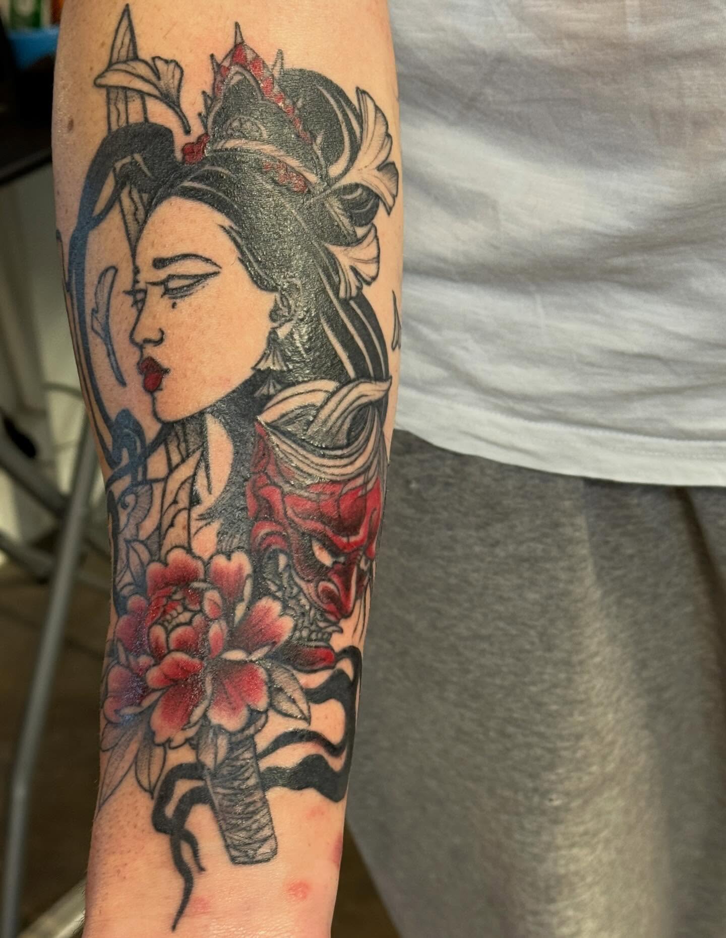 Le verso du projet précédent 🤩🤓 Aline.lollipoptattoo@yahoo.fr pour votre projet :) #tattoo #tatouage #laval #mayenne