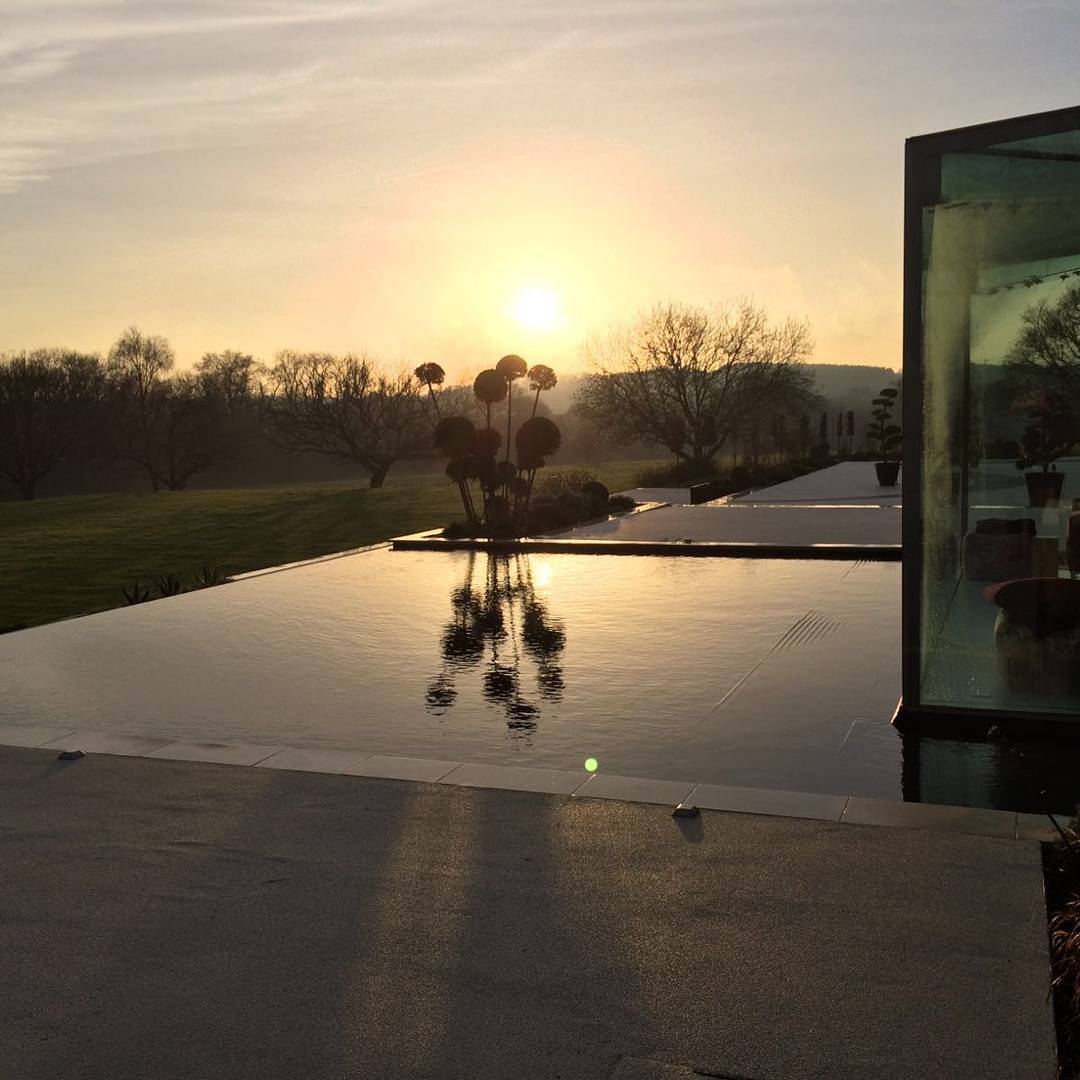 #waterfeature #overflow #swimmingpool #poolbuilder #poolrefurb #vanishingedge