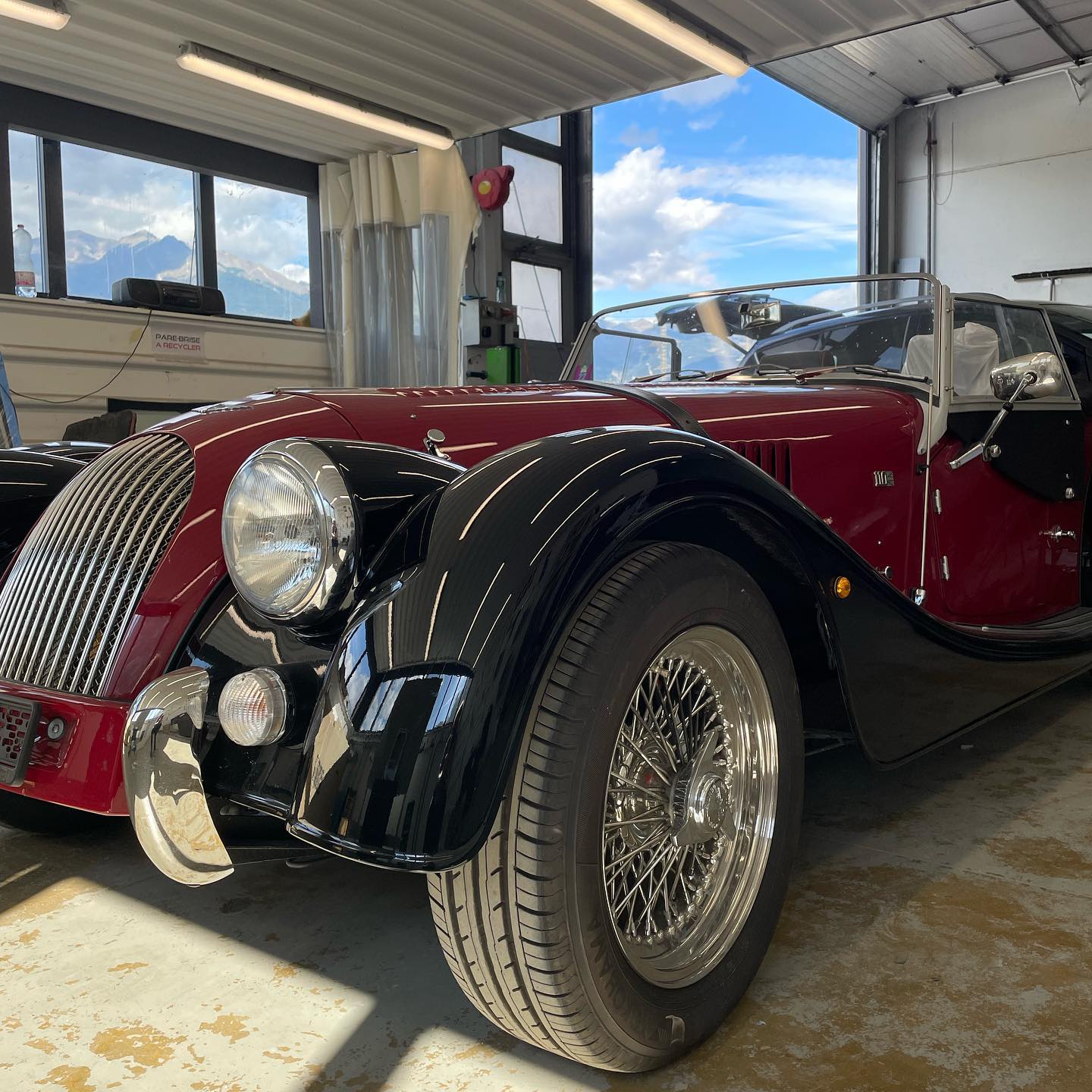 ✨ Berges Spot Repair
Griffes, griffures, traces de frottement. Il est souvent possible d’effectuer une réparation partielle, rapide et sans démontage.
Avec notre programme Berges Spot Repair, faites le choix d’une réparation économique, rapide, écologique et sans concession sur la qualité du travail pour les petits dommages à la carrosserie de votre voiture récente ou de collection 😉
#bergession #carrosserie #carrosseriesuisse #clearcarrep #sion #valais #valaisgravedansmoncoeur #spotrepair