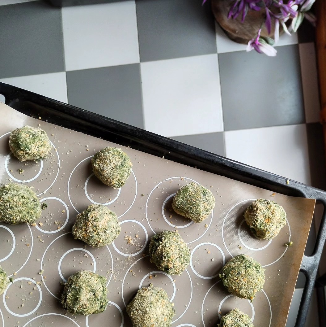 I legumi rivestono un ruolo fondamentale nella nostra alimentazione, basti pensare che sono l'unica fonte di proteine per la quale non è indicata una frequenza massima ma una frequenza di consumo MINIMA!!
Mi spiego meglio, le linee guida ci consigliano di consumare come fonte proteica:
- Formaggi 2 volte a settimana;
- Pesce 3 volte a settimana;
- Carne 3 volte a settimana, limitando a massimo 1 volta quella lavorata;
- Uova un paio di volte a settimana;
- Legumi: almeno 3 volte a settimana.
Questo significa che potremmo mangiarli anche tutti i giorni, senza avere effetti avversi per la nostra salute, anzi, godendo di tutti i loro benefici.
Come fonte di proteine di origine vegetali sono prive di grassi saturi e ricche di fibra e altri micronutrienti, come ferro, calcio..
In foto vediamo delle polpette di cannellini e spinaci, si ottengono lessando in poca acqua salata 250g circa di spinaci, poi mescolandoli con 450g di cannellini già cotti, 1 uovo, un pizzico di sale e pangrattato q.b. per dare la giusta consistenza. Si formano le polpette e si ripassano nel pangrattato, un giro d'olio extravergine d'oliva e poi in forno a 200° per 15 minuti circa!
Le porzioni sono indicativamente per 2-3 persone.
#dietistajesi #nutrizionistajesi #ricettelegumi #polpettecannellini #dietamediterranea #legumi