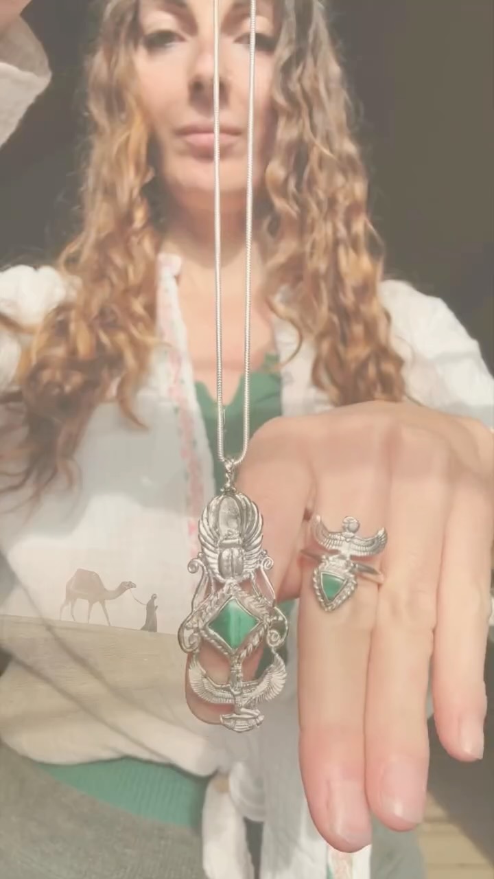 He creado este conjunto de colgante y anillo con la diosa Isis y Khepri, adornados con unas bellas Malaquitas, una piedra muy usada en el antiguo Egipto no sólo para crear joyas y amuletos.🧿
Sabías que trituraban la piedra para crear maquillaje para sus ojos? Especialmente delineadores, no sólo por estética sino también para proteger sus ojos del sol, malos espíritus y enfermedades oculares.
La malaquita representaba la vida y el más allá, renovación y fertilidad, así como la Diosa Isis que representa la fertilidad y Khepri que representa la renovación y los ciclos de la vida. La malaquita y estos dos símbolos crean una sinergia y nos anclan aún más a ambos arquetipos. 💫
Ya disponibles en la tienda de etsy 🌞 ✨
#jewelry #ancientjewelry #handmadejewelry #ancientegyptian #etsyshop
