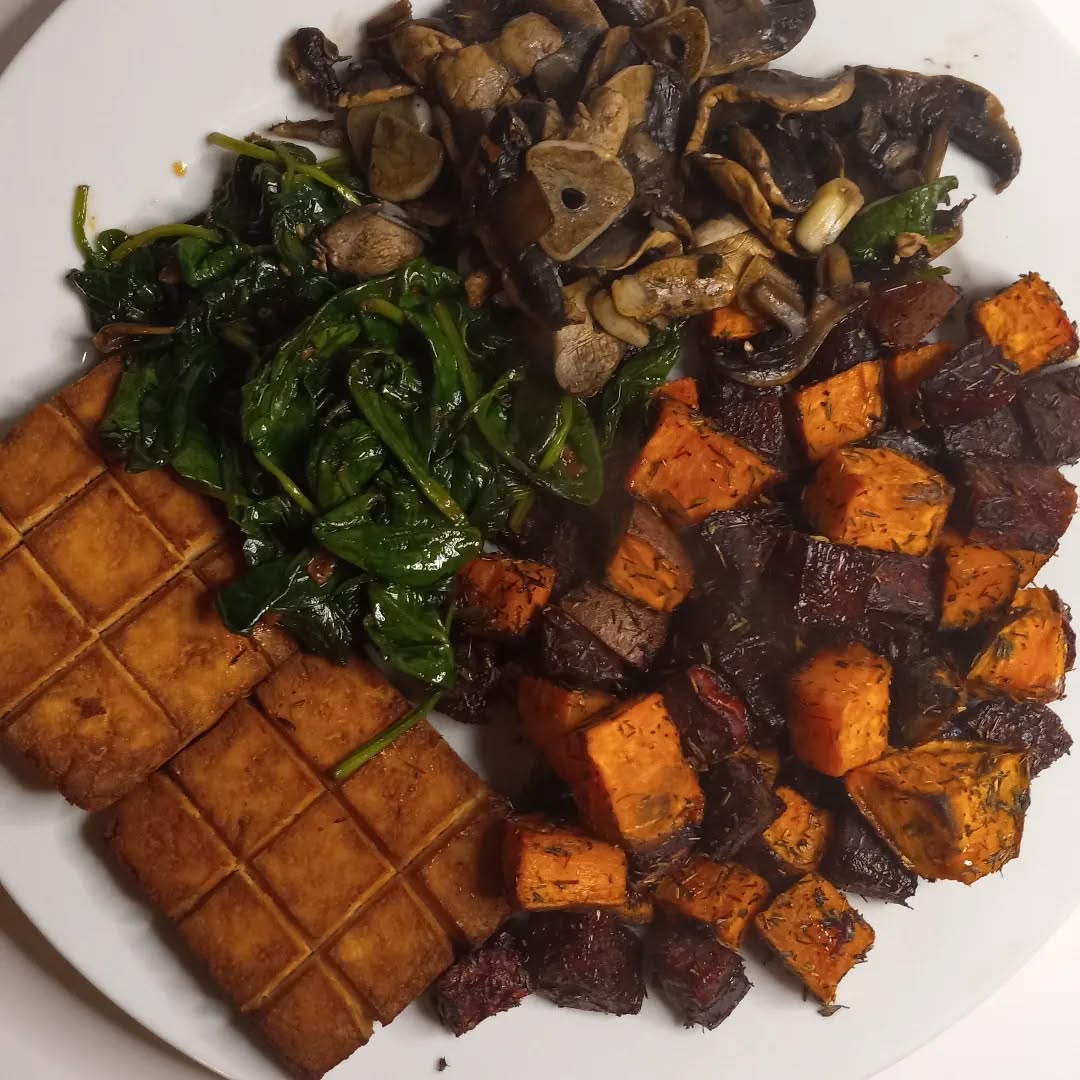 Well balance dinner!
Heres a tip when creating a meal!
👉You want to make sure your plate has all the marcos protein/carbs & healthy fats. On top of that, variety of vegetables is key for a healthy microbiome!
Using herbs and spices for flavour!
#plantbased #plantbasednutrition #vegan #veganrecipes #plantsfirst #plantbasedrecipe #holisticwellness #holisticnutrition
