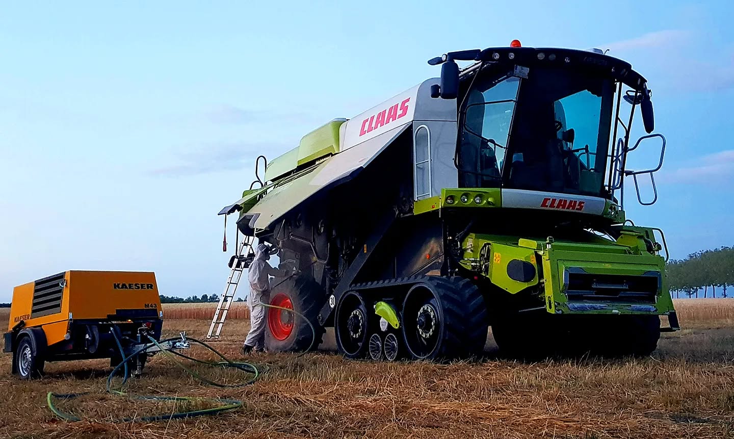 Maschinenhygiene nach jedem Arbeitstag. Mittels Druckluft wird der teils feine Staub gründlich entfernt. Wichtig gegen den allgemeinen Verschleiß und unerwartete Schäden, wie ein Brand an der Maschine. Nicht nur beim Mähdrescher wichtig, sondern auch bei allen anderen Maschinen.
#combine #claas #claaslexion #mähdrescher #harvesttime