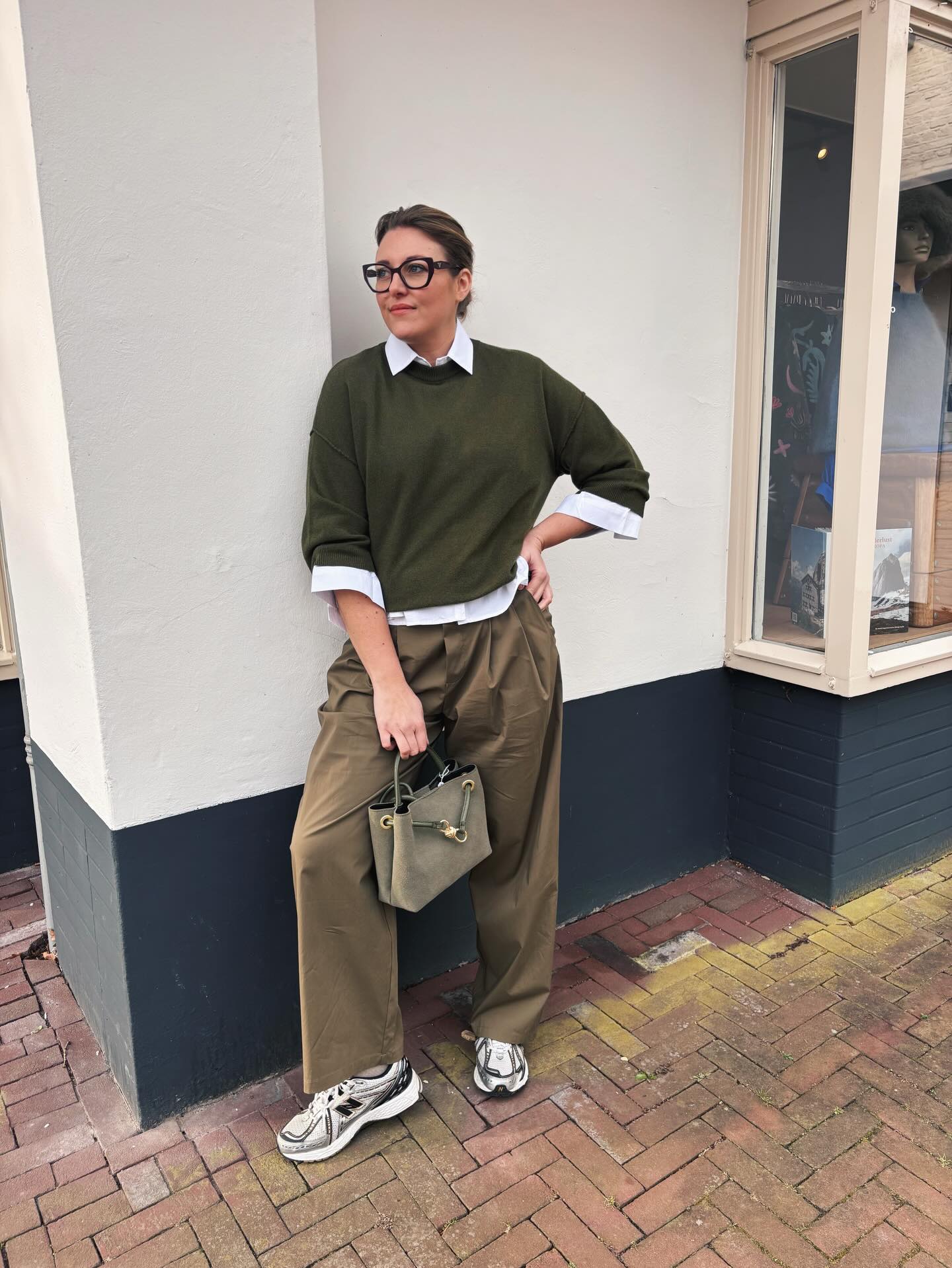 If in doubt, wear green!🫒
Broek in maat S,m & l
Trui 50% merino 50% cashmere one size (ook in lichtgrijs, donkerblauw en camel)
Blouse & tas new collection
#outfit #ootd #trends #newcollection #monochrome