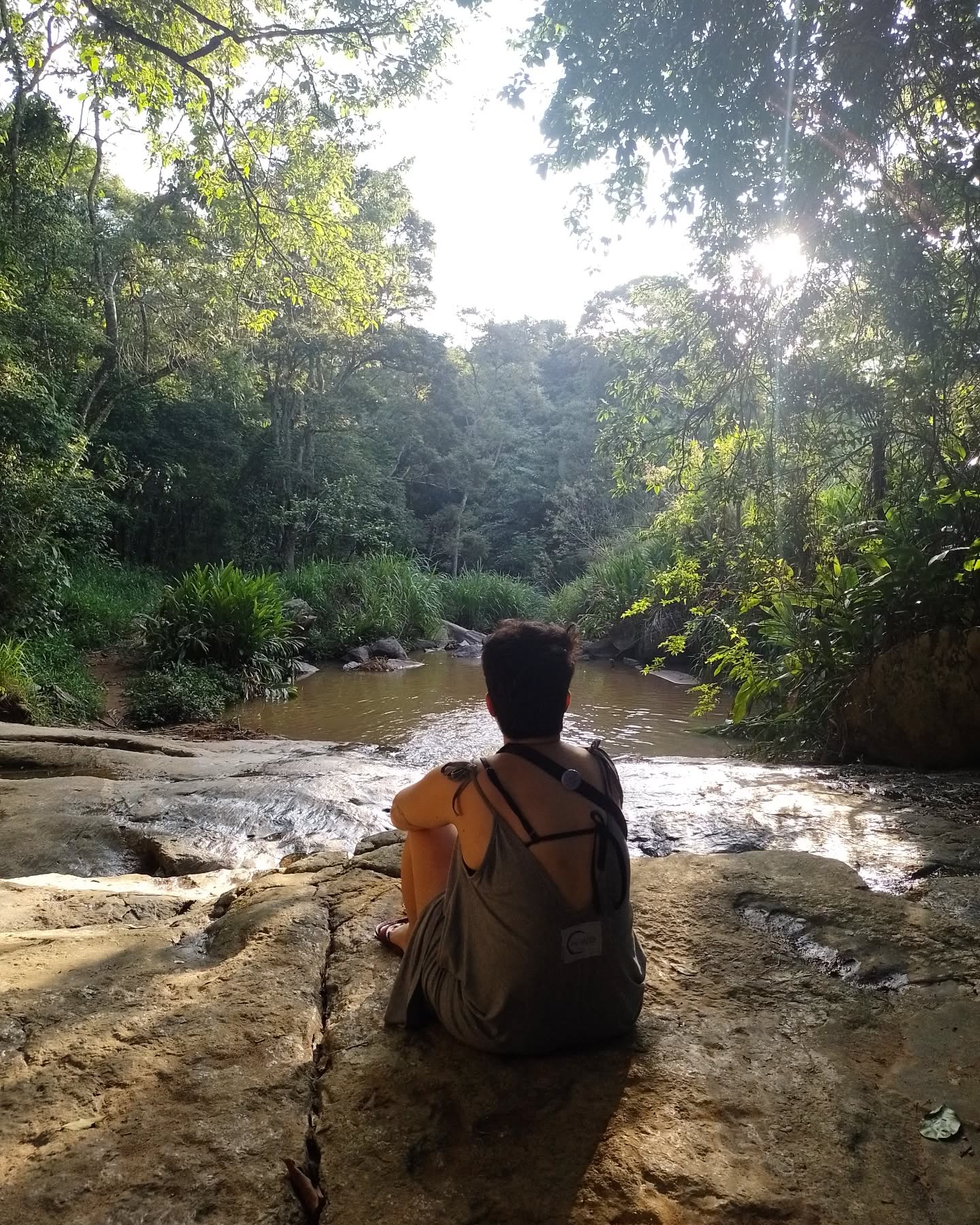 .
37 voltas ao redor do Sol
Me sinto agradecida por tanto
Me sinto mais confortável comigo como nunca antes
Conheço mais meus limites e meus sonhos
Me sinto mais presente
E confio mais no caminho e no mistério.
Sigo no aprendizado de soltar, sair da ilusão de controlar tanto, afinal, foram anos fazendo e exercitando o contrário.
E como é bom tomar consciência, ter apoio e condição para aprender a navegar com mais fluidez e poder viver com um pouco mais de saúde mental. (digo "um pouco mais" porque, da minha perspectiva, não é possível nem saudável viver alienada aos tantos acontecimentos que nos atravessam.).
É preciso mesmo ter tempo pra Sentir a vida.
O fim da escala 6x1 é um começo importante para dignificar os corpos tão cooptados e colonizados pelo sistema e, quem sabe, remodelar estruturas econômico-politicas e institucionais tão destrutivas e desumanas.
Ah, isso sim é meu pedido e sonho de aniversário... uma gota mais de dignidade para todo e qualquer corpo vivo nessa Terra.
Aho!