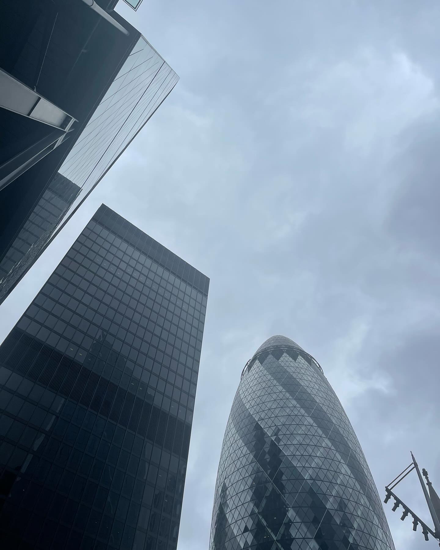 👋🏼 Sunday. What a lovely weather; an no, it’s not dark outside at all.
I woke up after 9-10 hours and it was still dark 😅
Plenty do to today, and with a bad back (got quite painful yesterday). Fortunately, I’m having an MRI this afternoon; let’s see what’s been wrong with my back recently 🤨
#sunday #weekend #london #rainylondon #autumn #cosy