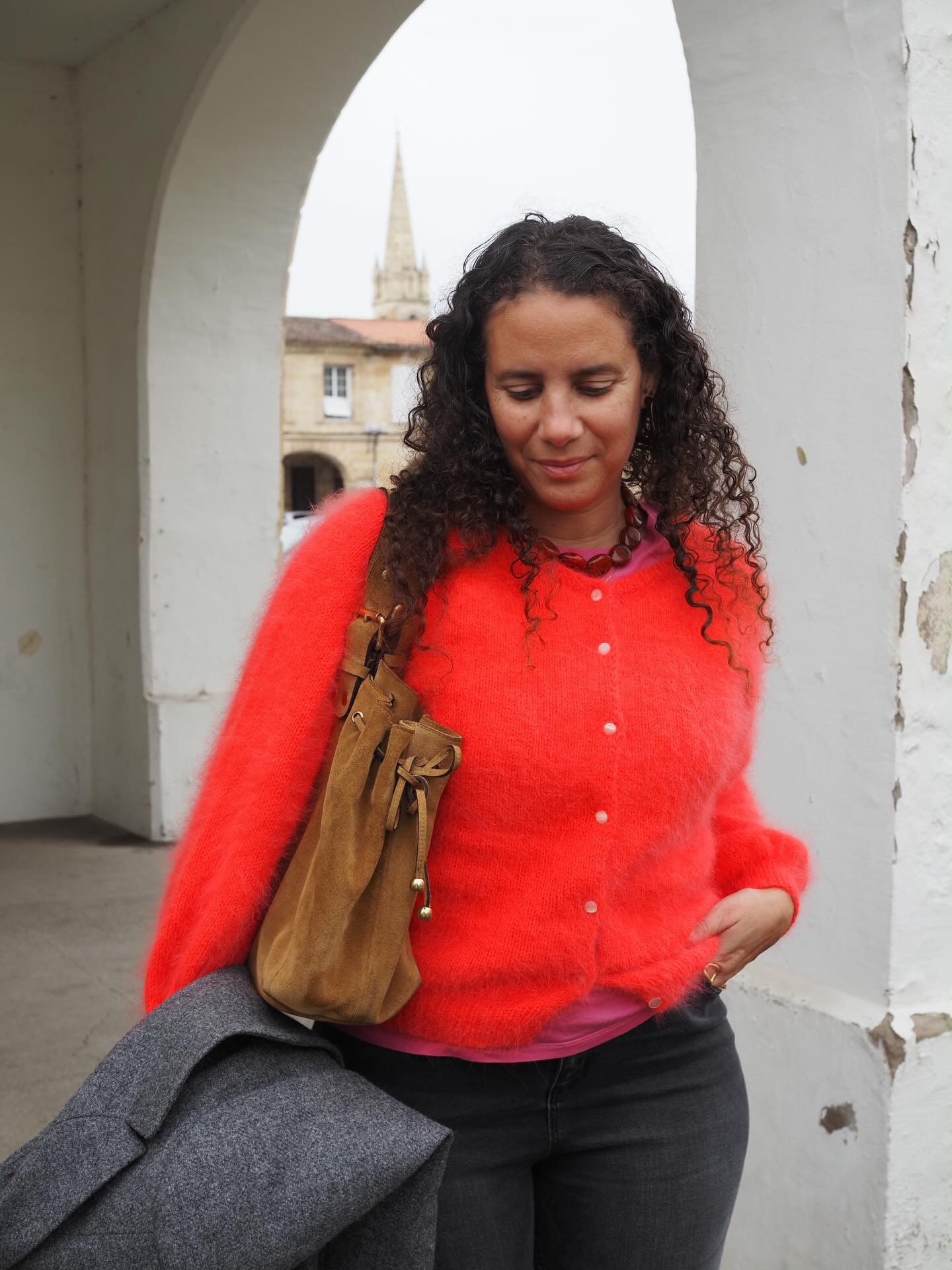 Voici mon LUZ cardigan fini, tout beau, tout doux en fil angora douceur de chez @annyblattofficiel *
Je l’ai tricoté en Aig 4.5 mm comme le modèle de base mais j’ai tricoté une taille 4 pour avoir une taille 3.
Le fil (angora et mérinos) laisse plein de poils 🐇 au tricotage mais il est vraiment très beau, doux, agréable à tricoter et porter.
🛷 Retrouvez La Fiche tricot en 8 tailles en français et en anglais sur Ravelry et www.AtelierEmilie.com
___________________________________
#atelieremiliedesigns #luzcardigan
Tricot Knit knitting
*Collaboration commerciale. Laine offerte.