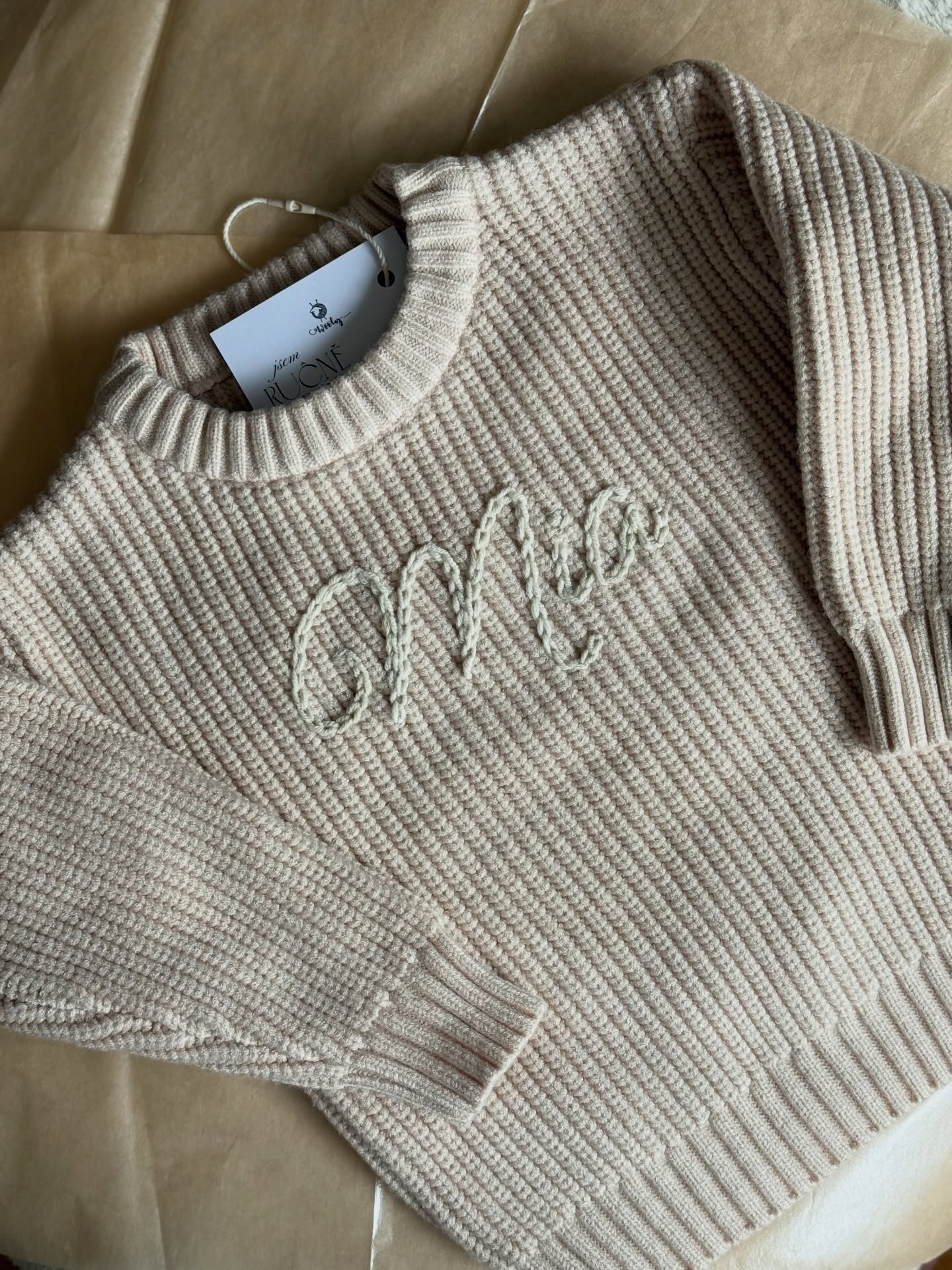 Ukázka našeho svetříku s výšivkou v krémové barvě 🤍
Nadčasová barva, měkoučký úplet a osobní výšivka z něj dělají kousek, který se dědí, schovává na památku a s láskou obléká znovu a znovu 🥹✨