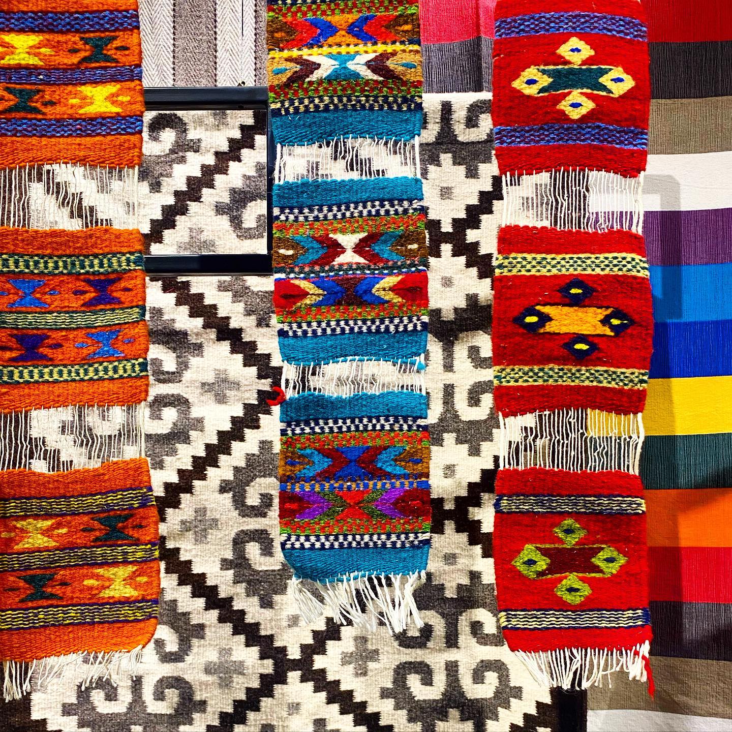 Los tapetes de Teotitlán son una des las artesanías más representativas de los Valles centrales de Oaxaca, muchos tardan semanas e incluso meses en terminar estas obras de arte.
.
.
.
.
.
.
#vidamexico #mexico #oaxaca #mextagram #mexicolors #mexigers #travel #travelphotography #travelblogger #travelgram #visitmexico