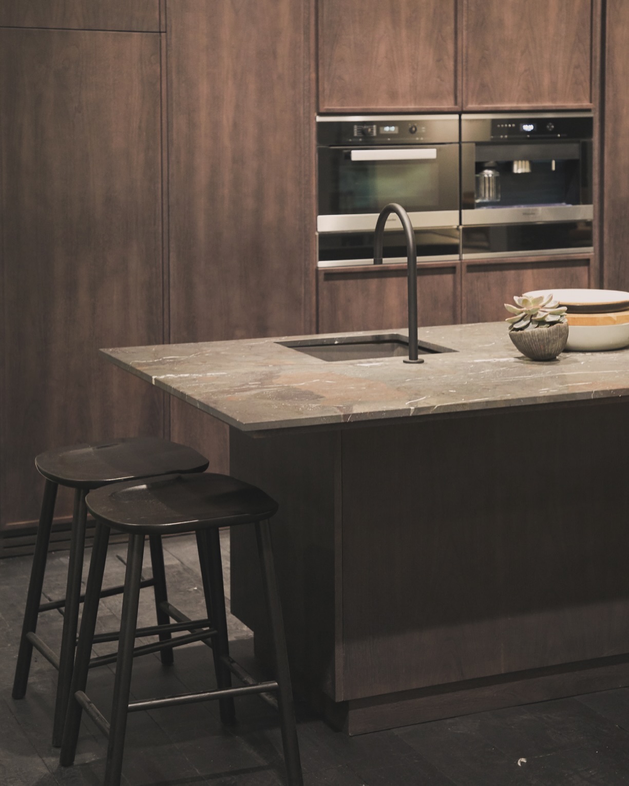 Introducing our elegant BOSTON bar chair, the perfect blend of comfort and style. Available in various heights and customizable wood finishes to match your unique taste. Elevate your space with the BOSTON bar chair today!
#InteriorDesign #Furniture #HomeDecor #barchair #elix_home