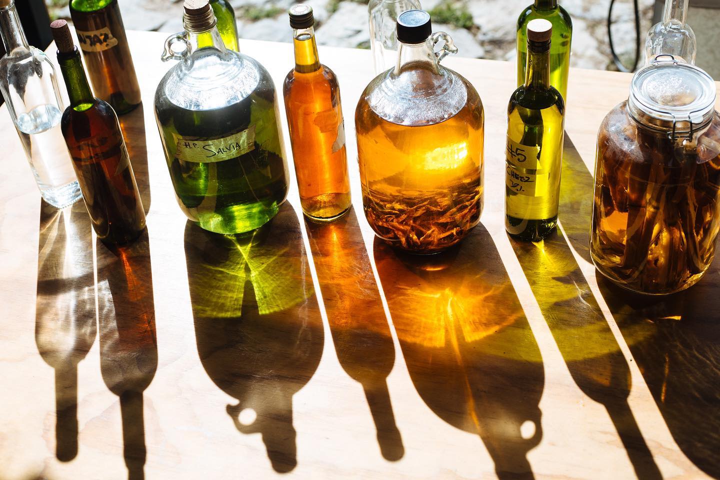 Experimentos en Destilería Andina ✨
Experiments in @destileriaandina ✨
📸: @liz_devine
#cañazo #distillery #Cusco #peru