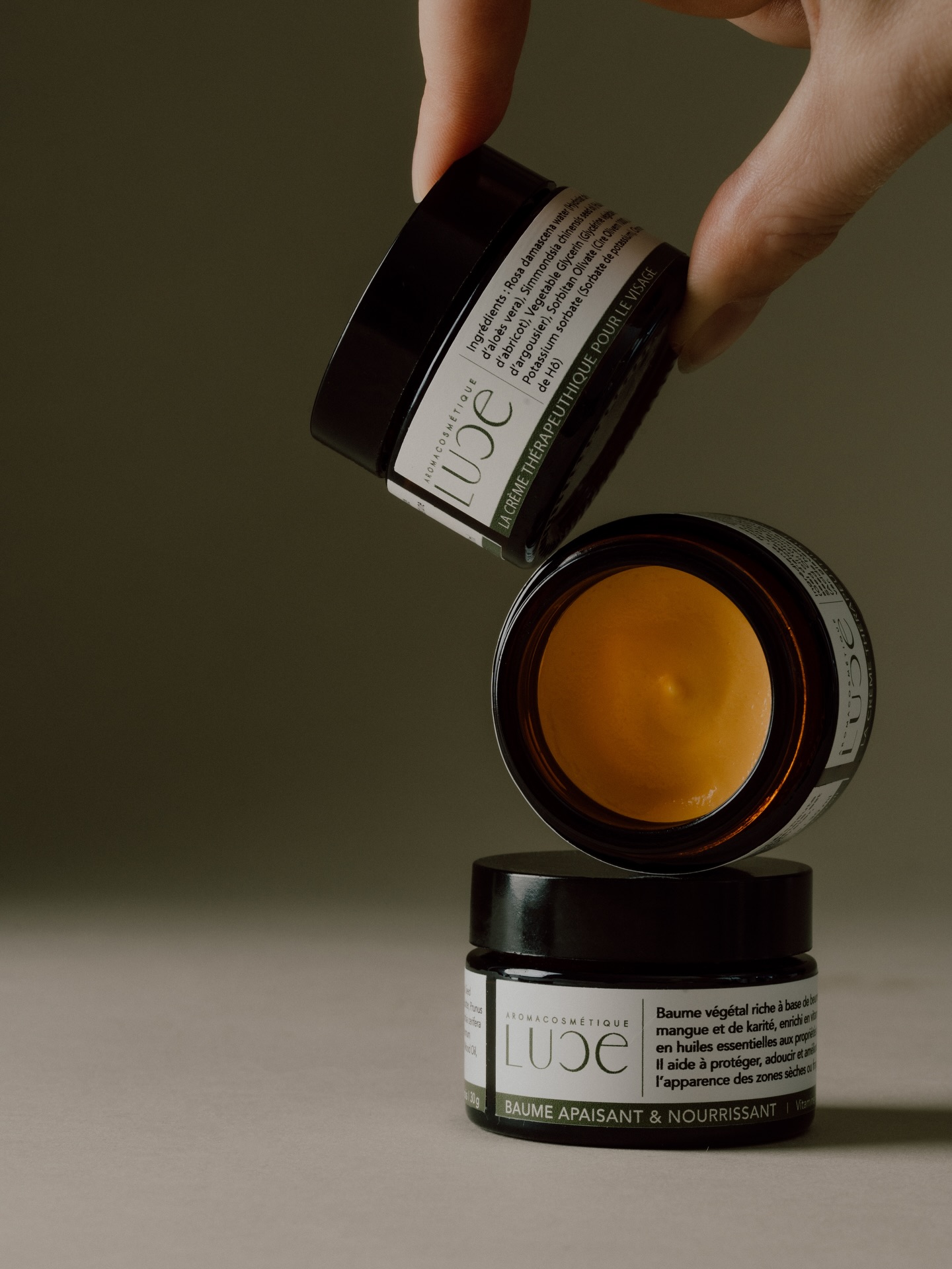 100 % frais. Local. Fait main.
Des soins naturels personnalisés,
inspirés par les plantes,
formulés pour respecter la peau et offrir des résultats réels.
Loin de l’industriel. Près de l’essentiel. 🌿