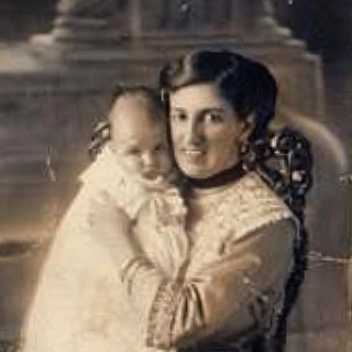 Today is anniversary of my grandmother's birthday.
Annie Elizabeth Fowler(nee Jones) was born this day,in 1887. Seen here with first daughter
my Mother,1912.
Annie helped rare my sister and I. 🧡🙏