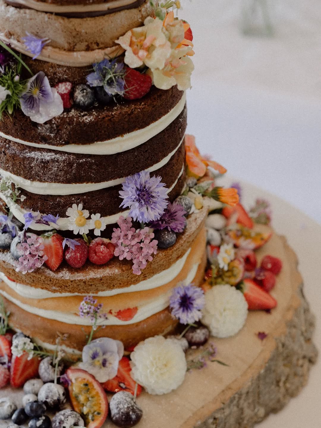 Kate & Lionel wanted a very rustic, naked-style wedding cake with fresh berries and edible flowers - a cake made for better weather, even if it's not quite here yet! 💛🌸
@deerparkcountryhouse
@rivergardenflowers
@devonshirerose_floraldesign
@joshua_gooding
#deerpark #deerparkcountryhouse #deerparkweddings
