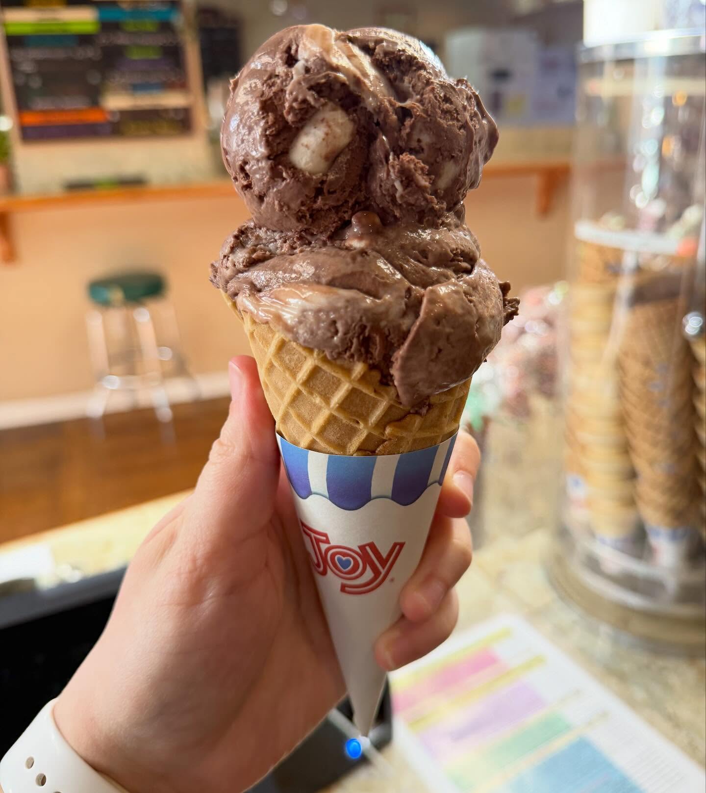 When your favorite winter drink becomes your favorite ice cream flavor😱❄️🍦Now serving Hot Cocoa Ice Cream for Morristown’s Hot Cocoa Week! Here for a limited time✨
#southstreetcreamerycafe #hotcocoaweek #morristownnj #icecream #supportsmallbusiness