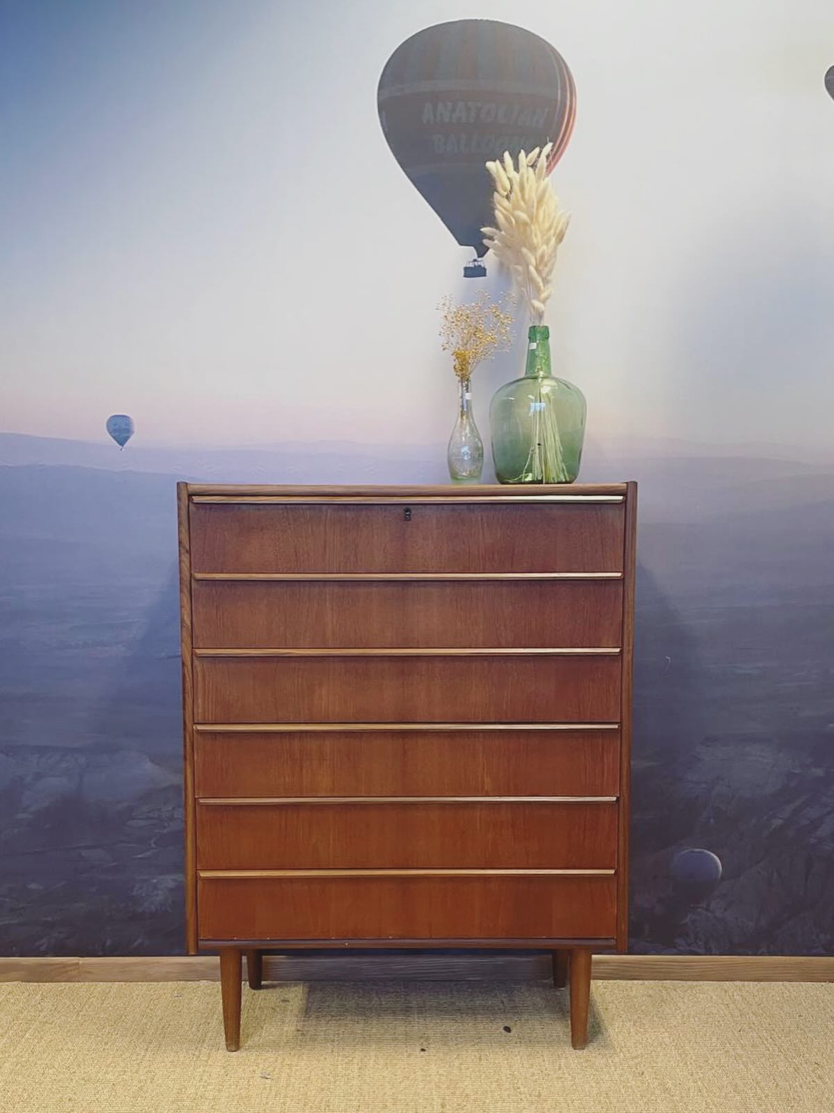 Grande commode danoise en teck disponible!
#mobilier #mobiliervintage #danishfurniture #decorationinterieure #commodevintage