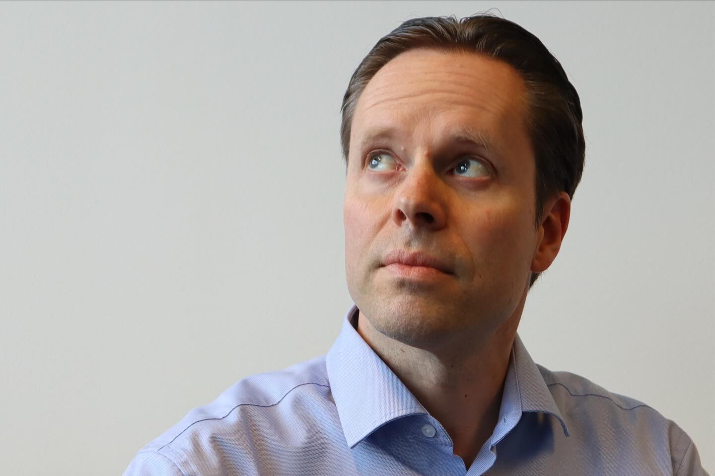 𝐙𝐞𝐢𝐭 = 𝐋𝐞𝐢𝐬𝐭𝐮𝐧𝐠? 𝐅𝐨𝐫𝐠𝐞𝐭 𝐢𝐭…!
Drei Gedanken zu den aktuellen Diskussionen rund um Arbeitszeit, Homeoffice und Performance:
📌 Performance ist weniger eine Frage vom Umfang der Arbeitszeit, sondern viel mehr von Mission (gemeinsamen Zielen), Führung. Unternehmenskultur – und hier vor allem Wertschätzung.
📌 Homeoffice ist (wo sie überhaupt möglich ist) nicht der Feind der Präsenzarbeit, sondern ihr kongenialer Partner. Für Teambuilding, Kulturbildung, Changeprozesse etc. braucht es aber ein Mindestmaß an Präsenz. Nicht der Leistung willen, sondern der sozialen Prozesse wegen.
📌 Mitarbeiter:innen, die mit vollem persönlichen Commitment eine Aufgabe verfolgen, muss man als Führungskraft keine Mindestarbeitszeit anschaffen. Im Gegenteil: Man muss darauf achten, dass sie sich zeitlich nicht verausgaben.
Was sind eure Erfahrungen mit Arbeitszeit und Homeoffice? Als Mitarbeiter:in? Als Führungskraft?
Noch einen schönen Sonntag! Und: Be smart! 🙂