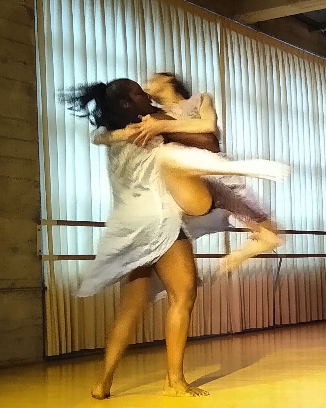 Swirling into Sunday vibes 🌀
Photo from our performances last weekend at @marysano.dance !
.
.
.
.
.
#moderndance #moderndancers #bayareadance #bayareadancers #isadoraduncan #rammdance #contemporarydance