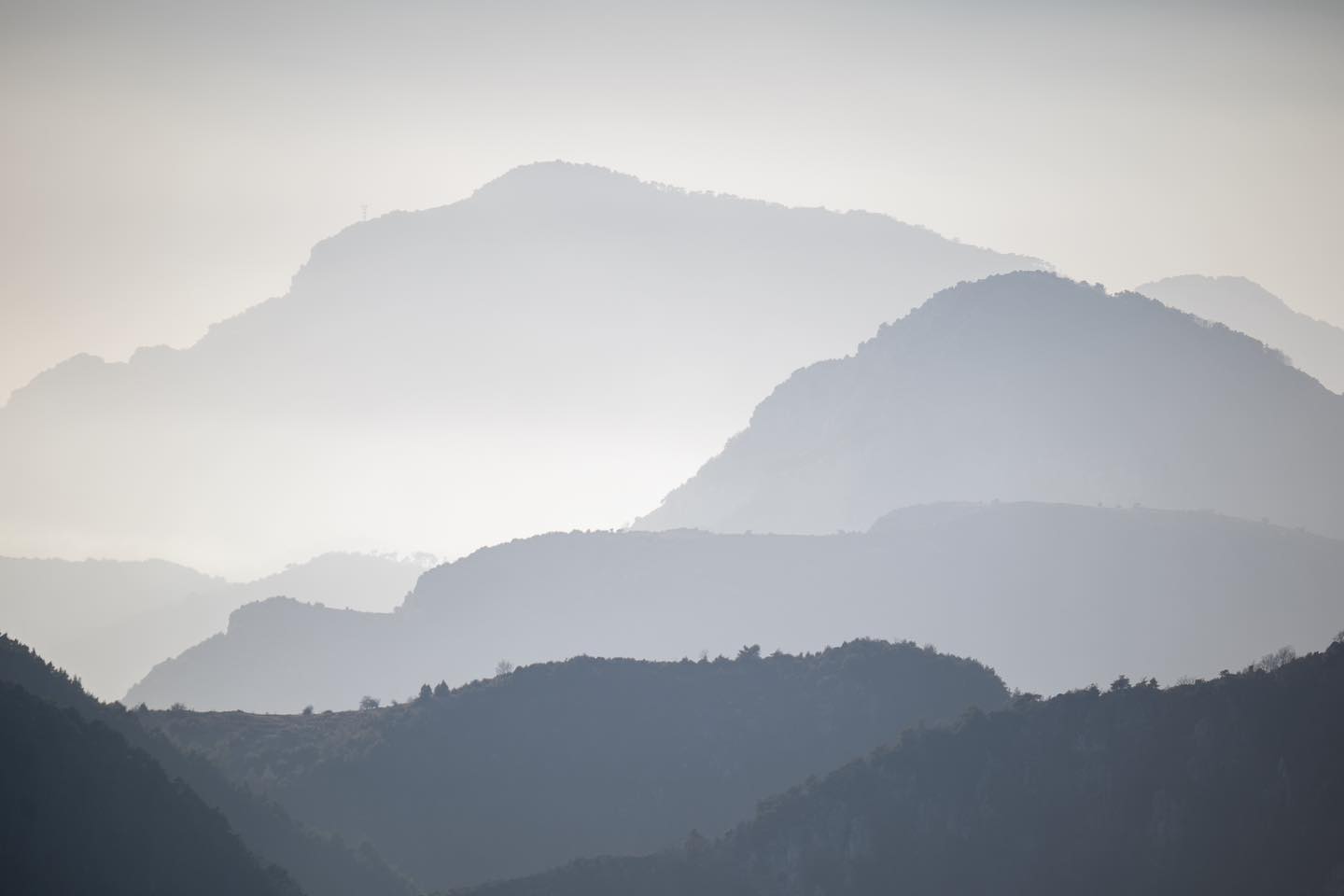 Horizon de montagnes en gris et blanc
#landscape #nature #view #outdoors #photography #scenery #beautiful #contrast #mountains #lumixfr