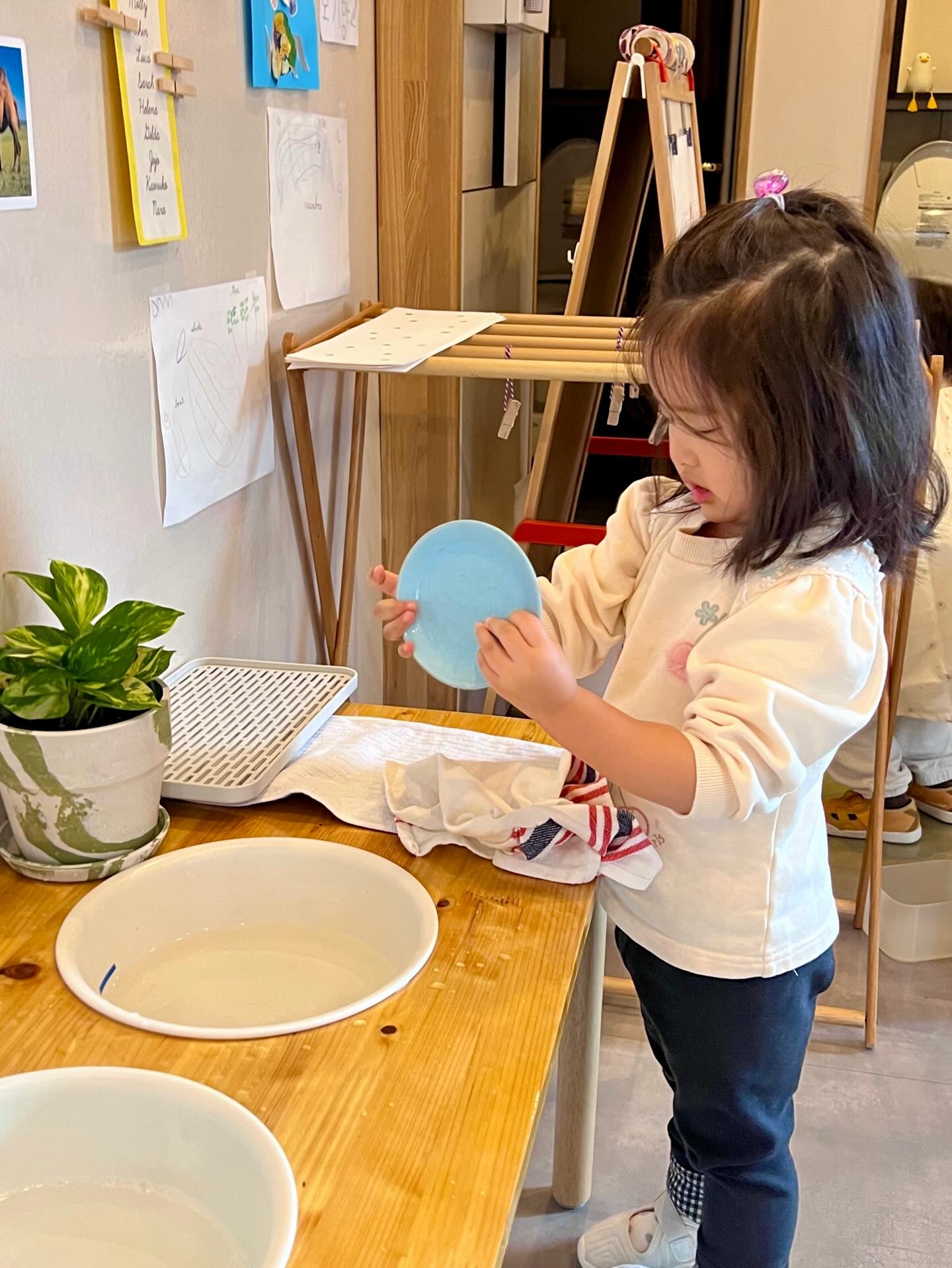 When children care for their space, they develop pride, responsibility, and respect 🌿 From sweeping to plant care, every task has purpose.
Try a care-of-environment task at home!
