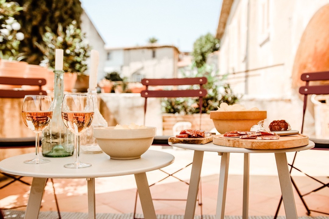 Enjoy all local charcuterie and typical provencal tapenades (olive and anchovies paste) from our market to live the real provencal life in a 12th-century setting!
.
Dégustez toute la charcuterie locale et les tapenades typiquement provençales (pâte d'olives et d'anchois) de notre marché pour vivre la vraie vie provençale dans un cadre du 12ème siècle !
.
.
.
.
.
Book La Maison LONG****
Vacation home | Photoshoot
4 bedrooms | 6 guests
📍In the heart of the village (Ollioules, Var)
⛱ 15 min from beaches by car
⏱ Near Sanary-sur-Mer, Bandol, Le Castellet, Evenos, La Cadiere d'Azur, Toulon!
⌨ For lowest prices, book here:
www.lamaisonlong.com
.
.
Réservez La Maison LONG****
Maison de vacances | Lieu de Tournage
4 chambres | 6 personnes
📍Au cœur du village (Ollioules, Var)
⛱ 15 min des plages en voiture
⏱ Proche de Sanary-sur-Mer, Bandol, Le Castellet, Evenos, La Cadiere d'Azur, Toulon!
⌨ Réservez ici (prix les plus bas) : www.lamaisonlong.com
.
.
.
📷@by_lucart #lamaisonlong #maisonlong #ollioules #cotedazur #southoffrance #regionsud #var #frenchriviera #provencealpescotedazur #Méditerranée #paca #pacatourisme #homerental #vacances #maisonalouer #locationsaisonniere #maisondecharme #maisonsdevacances