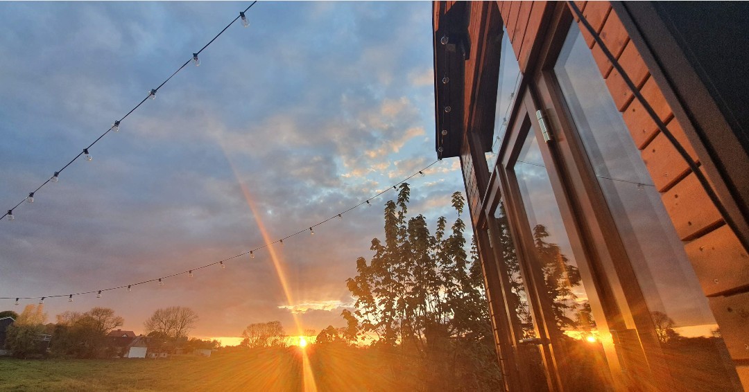 Wir vermissen diese Sonnenuntergänge so sehr!
Lasst uns hoffen, dass es auch in Delve und Chemnitz bald wieder losgehen darf!
#fuckcorona #tinyescapehamburg #tinyescape #escapehamburg #naturerlebnis #reisenindeutschland #travelgermany #weroamgermany #minimalism #rückzug #zufluchtsort #trip #weekendtrip #tinyhouserentals #tinyhouserental #tinyhousebuild #tinyhouseairbnb #airbnbhomes #airbnbcabin #tinycabin #cabinstay #cabinrentals #glampinghub #tinyhouseonwheels #adventurehomes #sternenhimmel #loftbed #himmelbett #sleepoutside #adventure