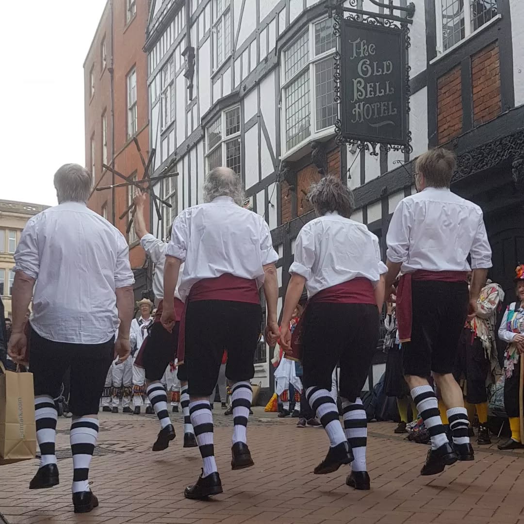 "Stop that man running off with the cutlery!!"shouted the restaurant owner on Sadlergate today. ๐
Organised crime in cities these days on broad daylight. Honestly!!๐๐๐
#sworddance #oldbellhotelderby
#stonemonkey #bitofculture #traditionaldance