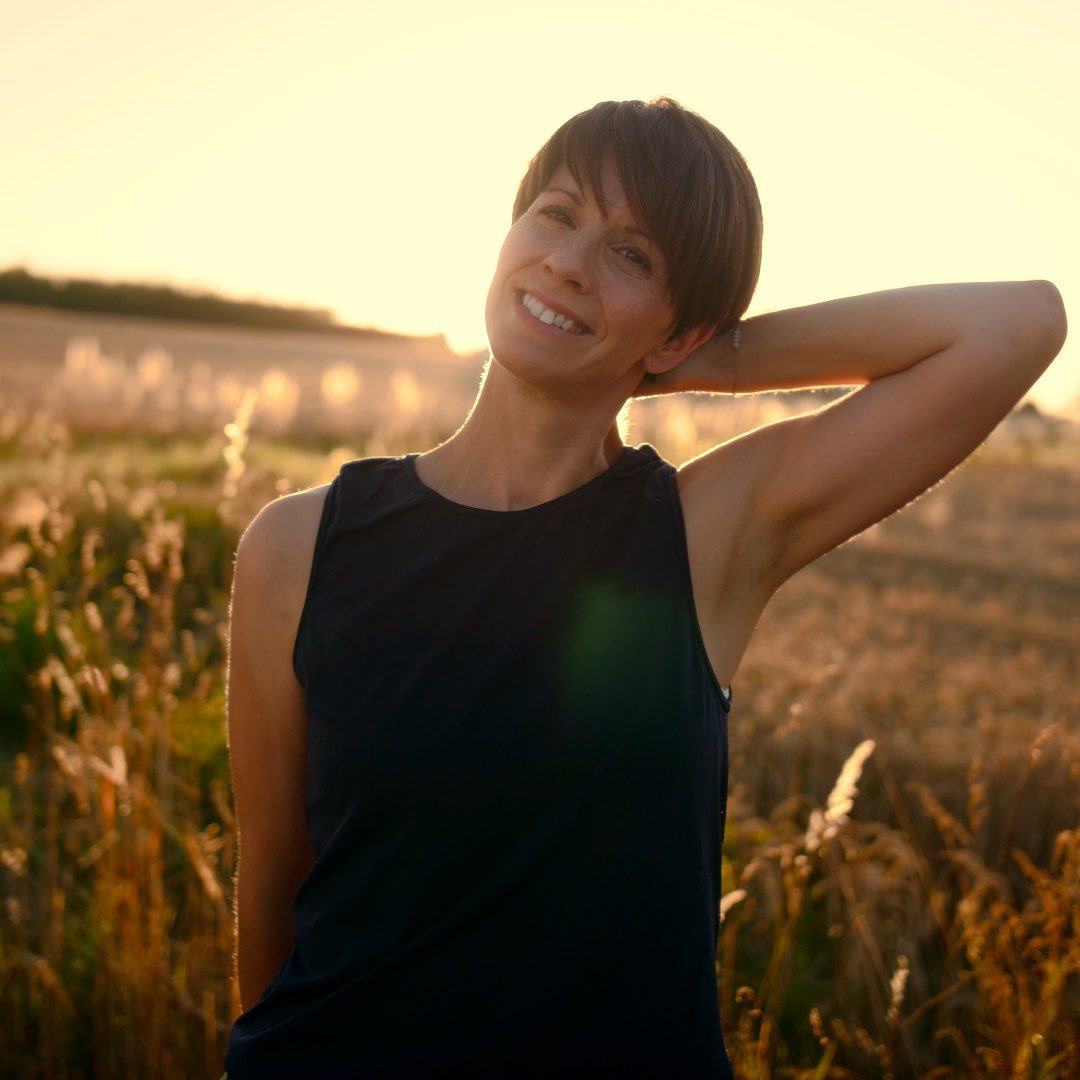 SANFTHEIT
Der große Pitta-Anteil in mir tendiert gerade dazu alles und jeden (vor allem meine Kids) kontrollieren zu wollen. Manchmal komme ich mir morgens vor wie ein Drill Sergeant. Meine gechillten Jungs rollen dann regelmäßig mit den Augen wenn ich sie das zehnte Mal ans Zähne putzen erinnere.
In diesen hitzigen Zeiten stecke ich oft im Kopf und in meinen Gedanken fest. Dass wir nächste Woche in den Urlaub fahren, macht es angesichts der noch zu erledigenden Aufgaben nicht wirklich leichter.
Was jetzt zählt sind Qualitäten wie die Sanftheit, Weichheit, Leichtigkeit, Freude, das Mitgefühl und die Harmonie wieder bewusst einzuladen.
Dabei hilft mir derzeit eine herzöffnende und gleichzeitig kühlende Yogaeinheit am Morgen zu praktizieren. Auch Rituale und Mantren unterstützen mich dabei wieder mehr ins Gefühl zu kommen.
Wie empfindest du die Hitze gerade? Spürst du auch ein zu hohes Maß an Kontrolle in dir?
#pittadosha #sanftheit #leichtigkeit #mitgefühl #harmonie #ayurvedadeutschland #ayurvedalifestyle #yogabeyondthemat #keinstress #bhaktiyoga #hingabe #yogafürmamas #mamasein #alltagswahnsinn #chillmal #urlaubindeutschland #sommerfeeling