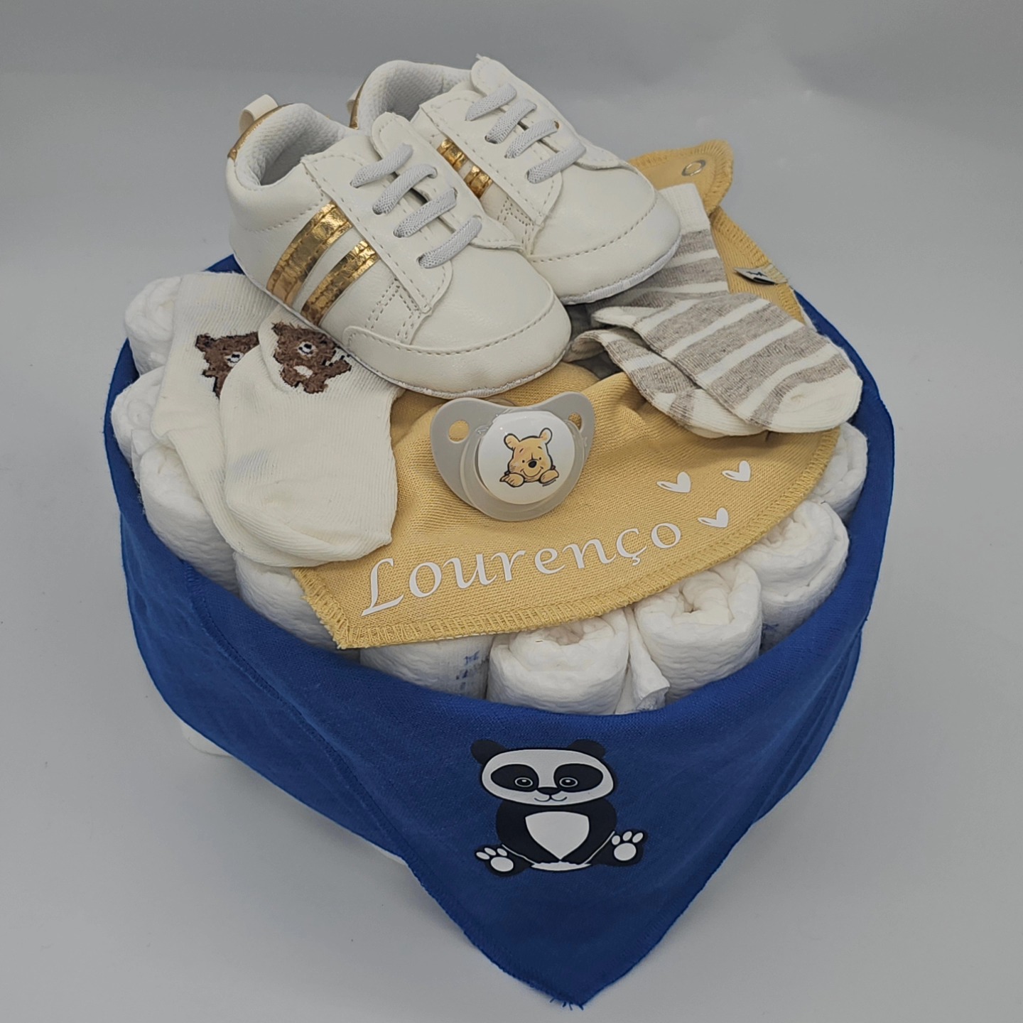 Lourenço🐼💙💛
#selinasbabygeschenke #mettendorf #thurgau #frauenfeld #wineltrote #pampers #geschenk #nuschi #blau #pandabär #pippi #dreieckstuch #gelb #name #herz #socken #nuggi #winniethepooh #schuhe #geschenk #zur #geburt
