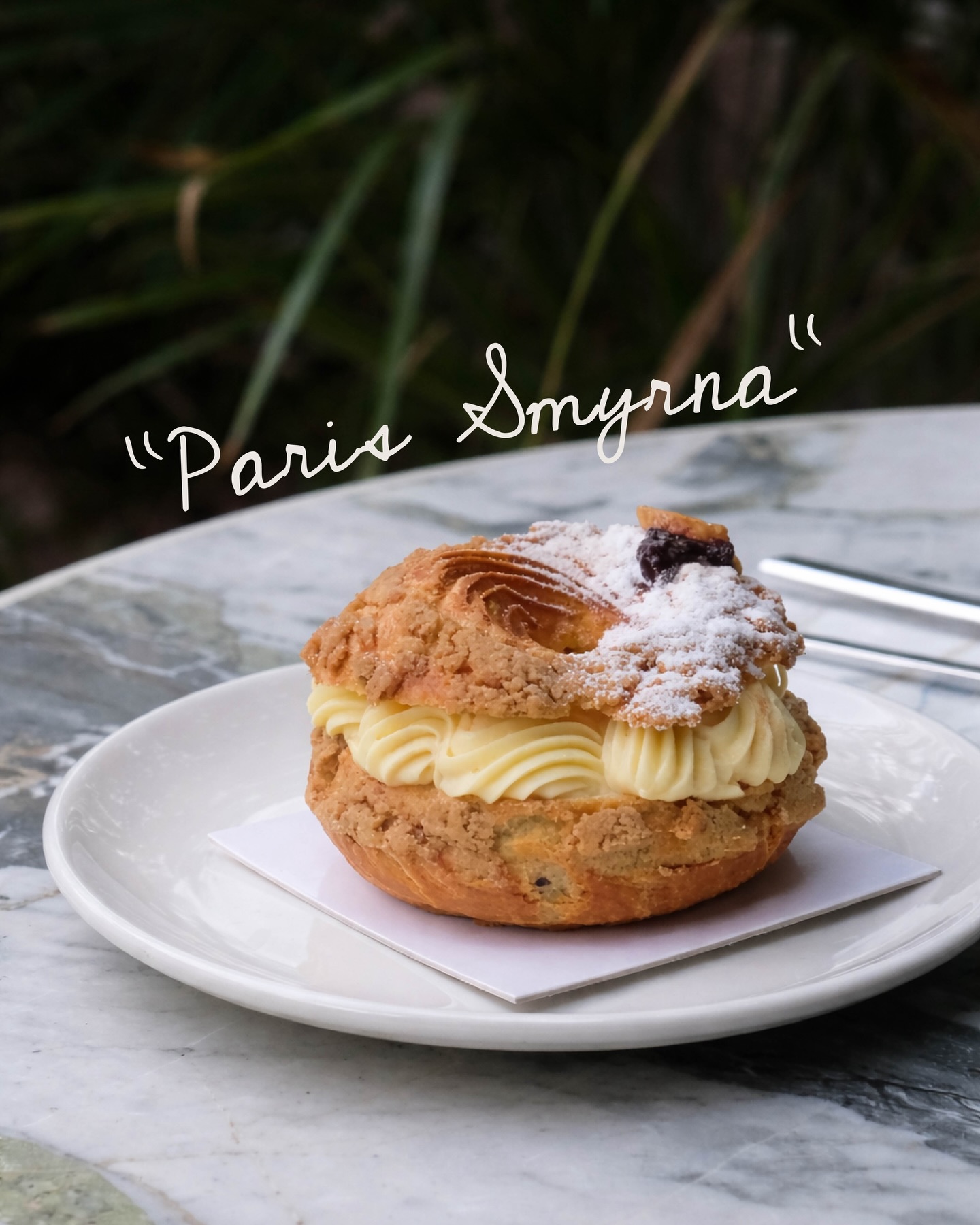 “Paris Smyrna” vitrinde yeni formunda! Pâte à choux, badem pralin, böğürtlen konfi, damla sakızlı pastacı kremasıyla aynı lezzetinde ☁️