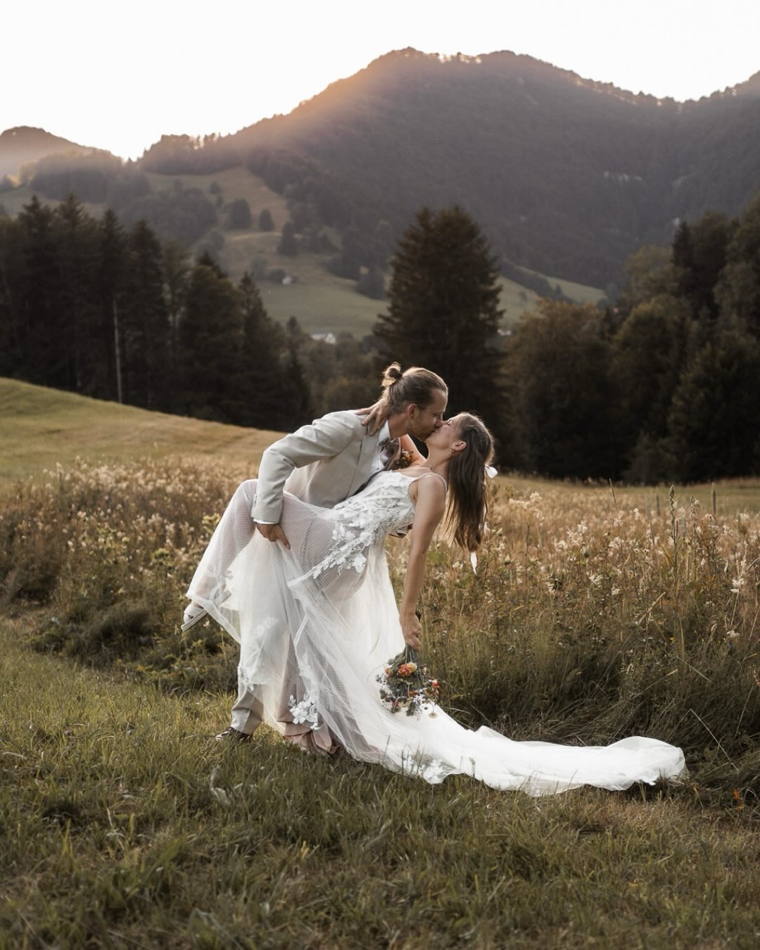 Hey ihr Lieben, ich meld mich auch mal wieder 🙆🏼♀️ Die letzten Wochen war es hier auf Insta etwas ruhiger, aber ich durfte ganz viele schöne Babybäuche und Babys fotografieren sowie zwei wunderbare Personal Branding Shootings begleiten ✨ Nebenbei habe ich fleissig an meiner Website gearbeitet und ihr glaubt es nicht, aber es ist tatsächlich ein Ende in Sicht 🥳 Morgen ist unsere Woche in Laax schon wieder vorbei und auch wenn das Wetter und die Schneeverhältnisse eher bescheiden waren, hat es so viel Spass gemacht, endlich wieder auf dem Brett zu stehen 😍 Am Sonntag heisst es waschen und packen und am Montag steigen wir in den Fliiiiieeeger ✈️🌴 Natürlich beantworte ich zwischendurch auch Mails und eure Anfragen und ich freu mich riesig, dass der März fast ausgebucht ist und ich für dieses Jahr nur noch zwei Hochzeiten annehmen kann ❤️ Guten Start ins Wochenende ihr Lieben, ich melde mich spätestens wieder von der Insel 😘
Couple: @liisaww & @yvesar
Dress: @truesociety_zug
Suit: @suitsupply
Hair& Make-Up: @janna_blum
Flowers: @floralisa_blumen
Location: Brustenegg-Hütte / Atzmännig
•
•
•
#schweizerhochzeit #hochzeitsreportage #schweizerhochzeitsfotograf #schweizerhochzeitsfotografin #hochzeitsbilder