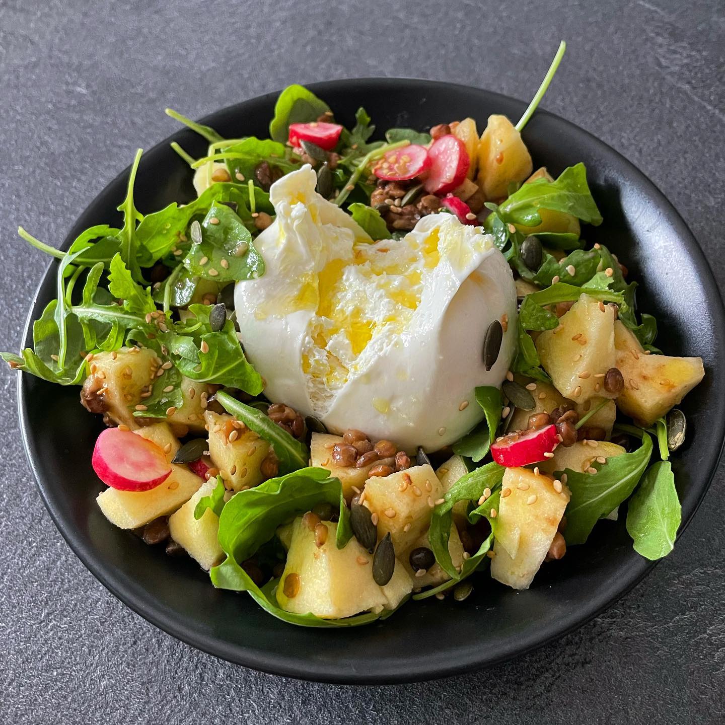 Salade printanière 🌱✨
Hello, aujourd’hui je te retrouve pour une recette de salade expresse et gourmande idéale pour l’arrivée du printemps 🥗
Elle est composée de :
- Lentille verte cuite froide ou tiède
- Pomme
- Roquette
- Radis
- Burrata
- Graines de sésame
- Graines de courge
- Huile d’olive
- Vinaigre balsamique
Des textures, des saveurs et des couleurs différentes qui vont venir éveiller tes 5 sens !
Bonne dégustation
•
🌾 Elodie Bernard Diététicienne Nutritionniste
✨ Consultation à distance, domicile à Cholet & cabinet Angers :
🌙 17 rue de Chantilly 49000 Angers
🍋 elodieb.diet@gmail.com
🌻 hellorecettediet.fr
☀️prise rdv Doctolib
•
#recette #recettefacile #recettemaison #recettesimple #recettehealthy #manger #mangerenpleineconscience #mangersain #mangermieux #mangersainement #mangerequilibre #tca #pertedepoids #dietetique #vegetarian #vege #recettevegetarienne #burrata