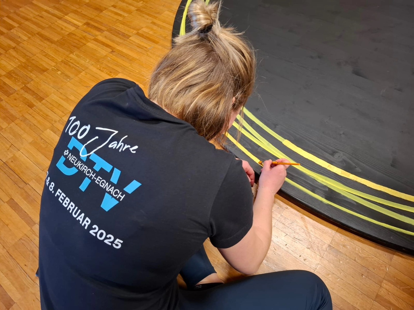 Schon bald ist es soweit!🤩
Die letzen Vorbereitungen laufen auf Hochtouren. Auch das Bühnenbild wird akribisch von Hand gestaltet. Lasst euch am 8. Februar vom Endergebnis überraschen;)
Wir sind voller Vorfreude und werden es am Jubiläums-Wochenende 7./8. Februar 2025 so richtig krachen lassen.🎉
Schon am Freitagabend sind alle herzlich zum Feierabendbier mit Kinderplausch und Bierpong eingeladen.
Bis bald!