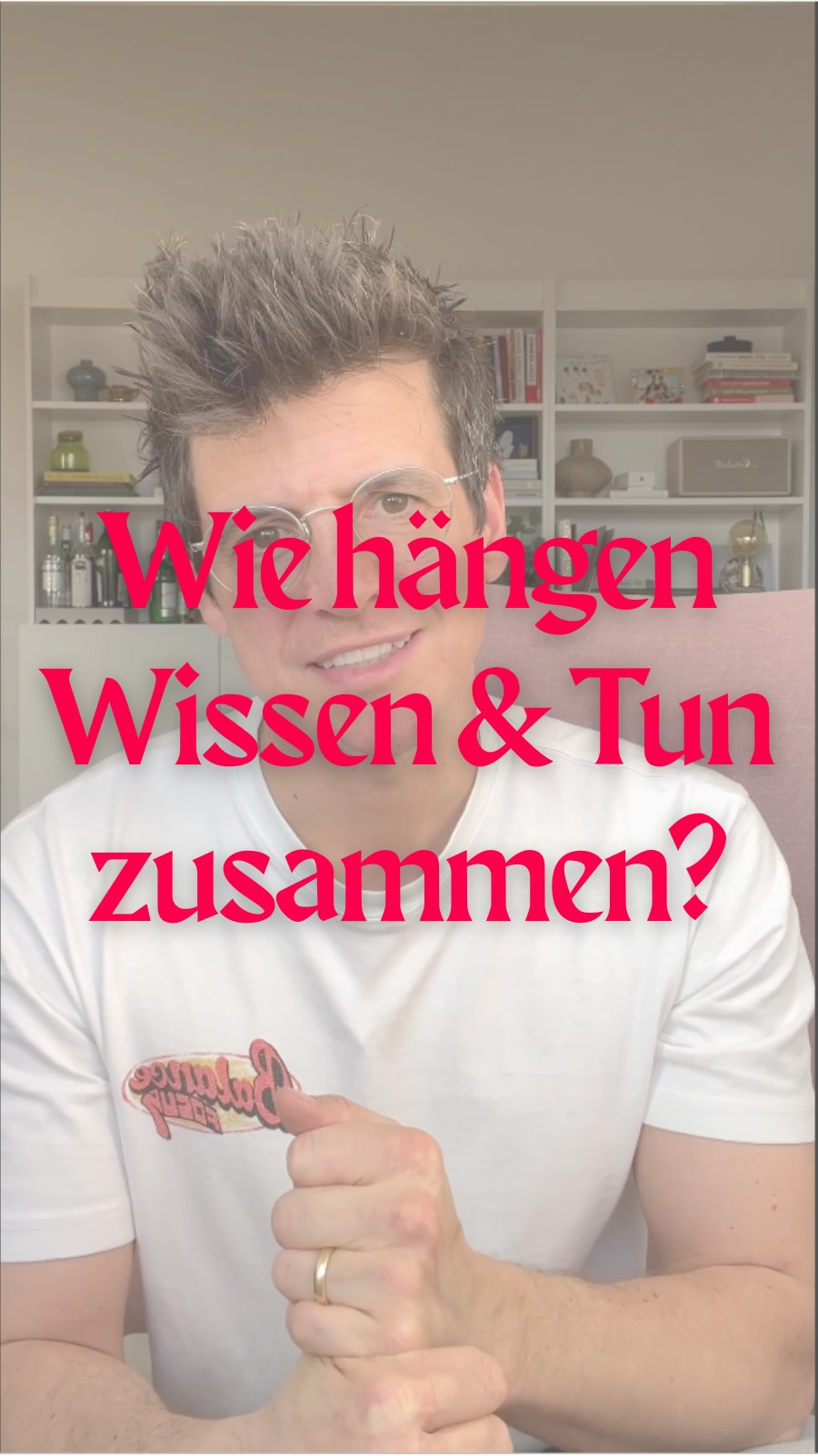 Wie hängt das, was Lehrpersonen im Kopf haben, mit dem zusammen, was sie im Unterricht machen?
Genau diese Frage steht im Zentrum meiner Forschung. Ein entscheidendes Bindeglied ist die professionelle Unterrichtswahrnehmung: wahrnehmen, interpretieren, entscheiden.
Unterricht entsteht nicht zufällig. Unsere Überzeugungen, unser Wissen, unsere Erfahrungen und auch unsere Emotionen beeinflussen, wie wir Situationen deuten und welche Entscheidungen wir daraus ableiten.
Gerade in sprachlich diversen Klassen wird das besonders sichtbar: Sehe ich Mehrsprachigkeit als Problem oder als Ressource?
Das Modell hilft dabei, Unterricht systematisch zu reflektieren:
Was ist passiert?
Wie habe ich es interpretiert?
Worauf basierte diese Interpretation?
Und was bedeutet das für zukünftiges Handeln?
Mich interessiert eure Perspektive:
Wie geht ihr mit strukturierter Unterrichtsreflexion um? Nutzt ihr bestimmte Modelle oder Zugänge?
Schreibt es gerne in die Kommentare.
Quelle:
Weger, D. (2025). Exploring the relationship between Pre-service Teachers’ Language biographical experiences and their prospective teaching in linguistically diverse classrooms. Linguistics and Education, 88, 1–11. https://doi.org/10.1016/j.linged.2025.101431
#unterrichtsreflexion #lehrerbildung #professionellehandlungskompetenz #unterrichtsentwicklung #mehrsprachigkeit #sprachlichediversität #teachereducation #unterricht #didaktik #lehramt #bildungsforschung #teachersofinstagram #bildung #reflexion #pädagogik #sprachbewussterunterricht