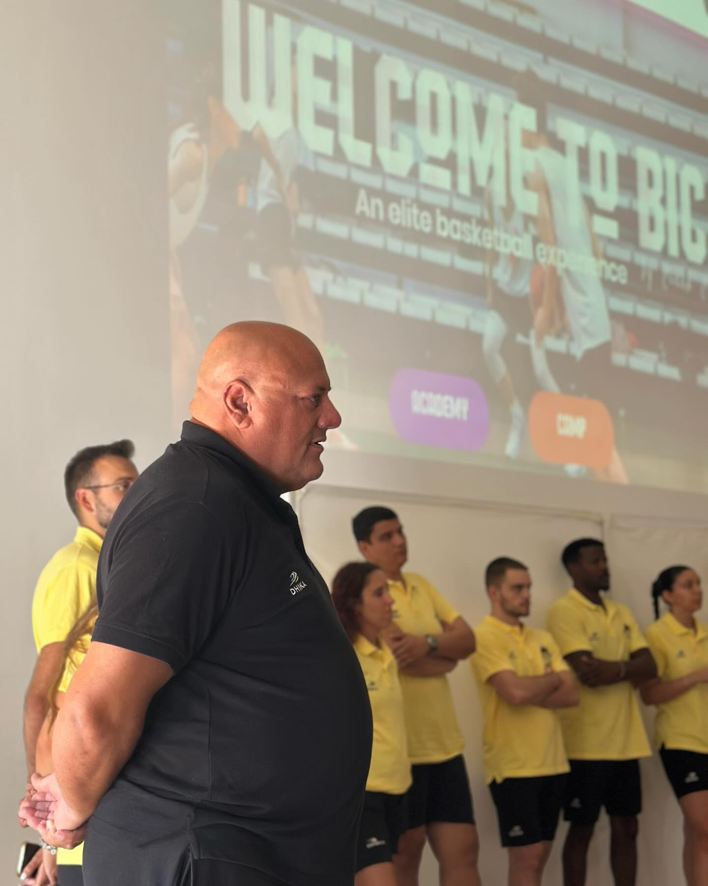 Bem-vindo ao BIC
A nossa missão é simples: ajudar cada atleta a atingir o seu potencial máximo dentro e fora do campo, oferecendo-lhes as ferramentas, a orientação e as oportunidades para se destacarem na vida e no basquetebol. Estamos atentos a cada detalhe para ajudar os atletas a desenvolverem todos os aspetos necessários para chegarem à sua melhor versão!
BUILD YOUR GAME. BUILD YOURSELF.