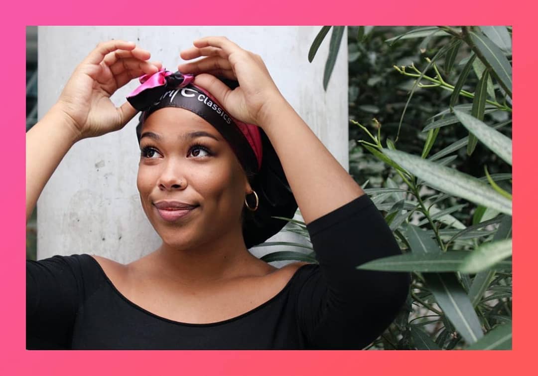 💗Sweet Dreams Satin Bonnets💗
by Karité Classics
ES IST ENDLICH SOWEIT!🥳 #productlaunch
Wir haben die Lösung für das Problem gefunden, das jede #womanofcolor leider nur allzu gut kennt!!!🤭🙈
👉🏽Man geht abends MIT Satin Bonnet ins Bett und wacht morgens OHNE Satin Bonnet wieder auf. Ein Trauerspiel...
Ab sofort heißt es aber:
No more slipping and sliding! Dank unserer #ultrasecure 💗Sweet Dreams Satin Bonnets💗 zum Zubinden könnt ihr euch darauf verlassen, dass eure Curls und Braided Styles die ganze Nacht geschützt bleiben!
🌟Die Bonnets sind AB SOFORT bei all unseren Workshops erhältlich! UND natürlich, wie alle anderen #kariteclassicsproducts, auch per DM bestellbar 💌! Also greift zu, solange der Vorrat reicht.
🌟#LimitedEdition: black&pink, wendbar, zum Zubinden, bietet genügend Platz für voluminöse (Afro-)Locken sowie lange Box Braids, Cornrow, Locs, Twists, etc.
Auch für Kinderköpfe geeignet. Durch die Möglichkeit des Zubindens passen sich die Bonnets jeder Kopfform und -größe an.
Wir wünschen euch viel Spaß damit!🥰
#satinbonnet #afrogermany #hairroutine #naturalhaircare #sweetdreams #silkbonnet #productlaunch #afrolocken #afrohaare #haarpflege #lockenpflege